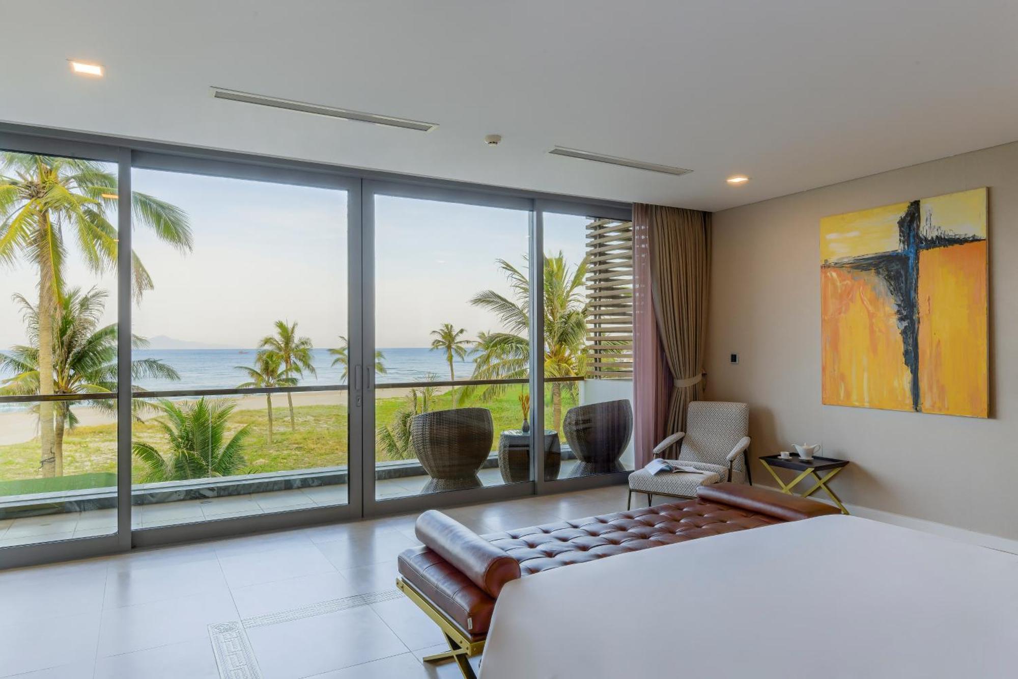 6 Bedrooms Luxury & Beachfront