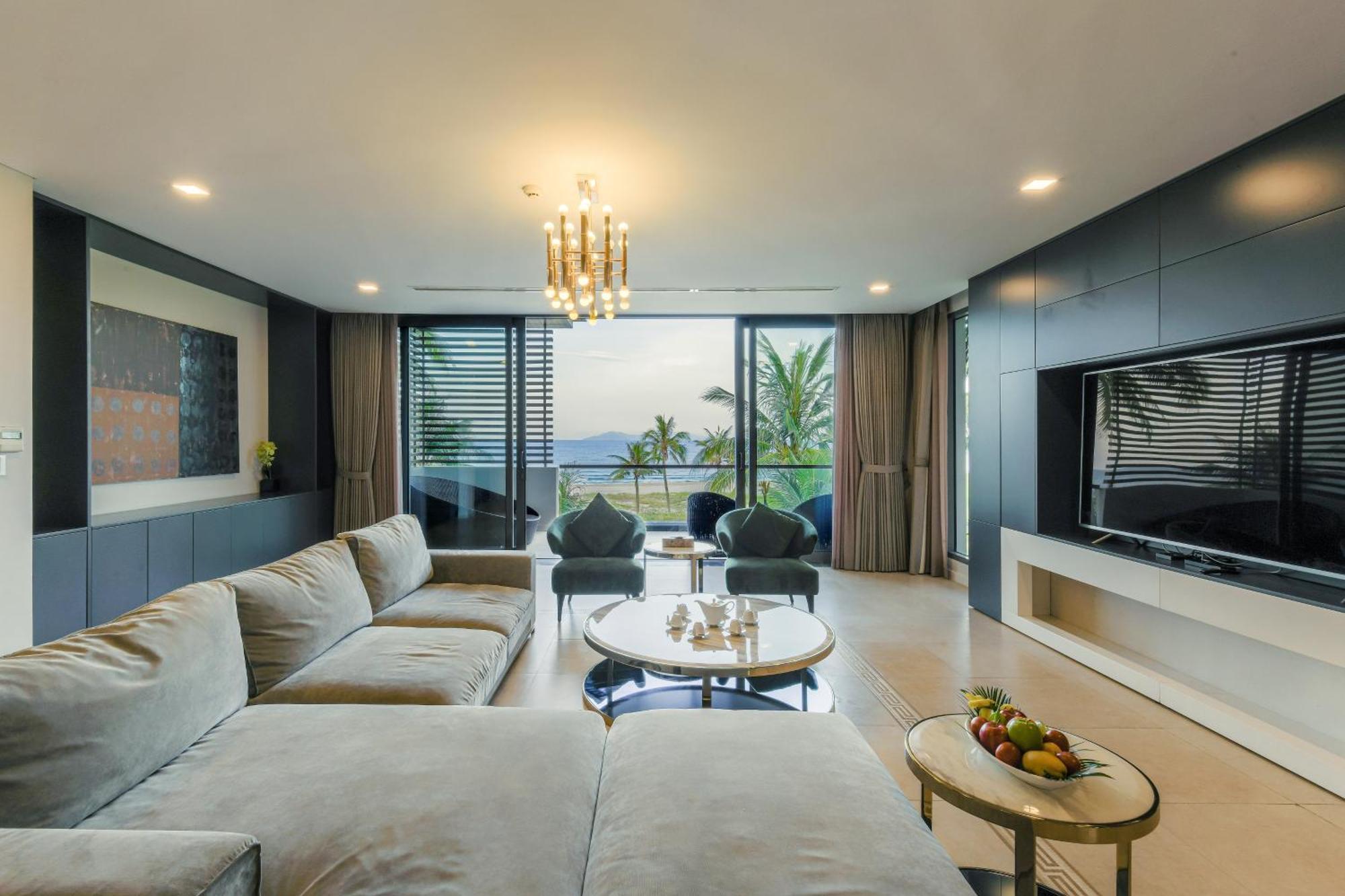 6 Bedrooms Luxury & Beachfront Villa *
