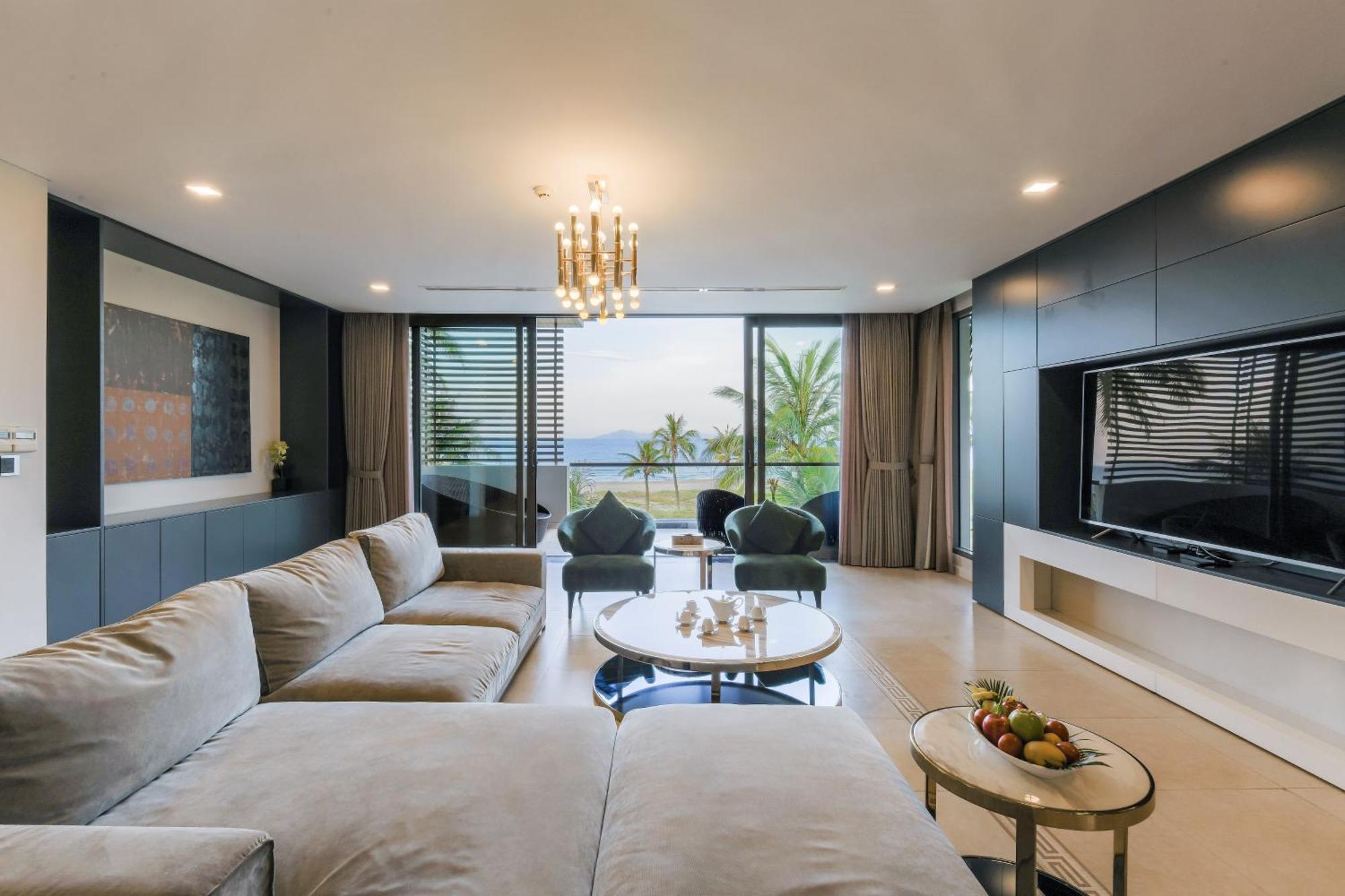 6 Bedrooms Luxury & Beachfront *
