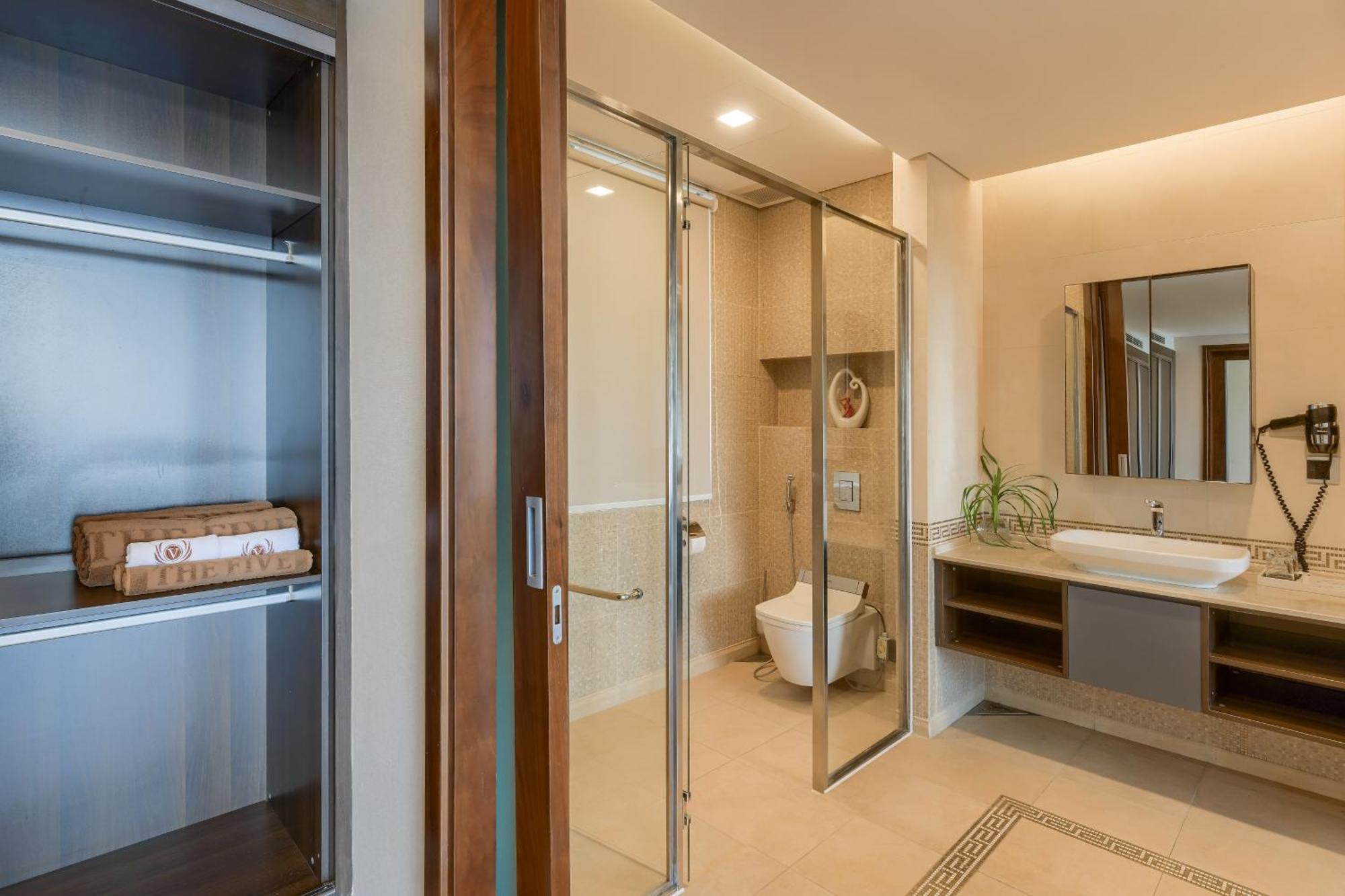 6 Bedrooms Luxury & Beachfront Villa