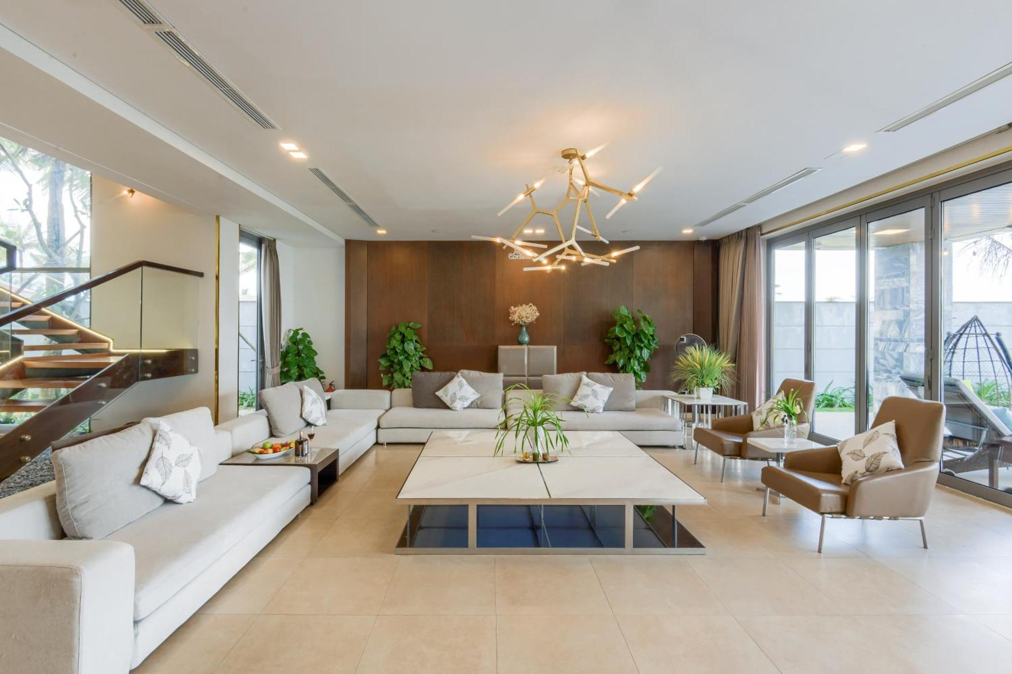 6 Bedrooms Luxury & Beachfront Villa *