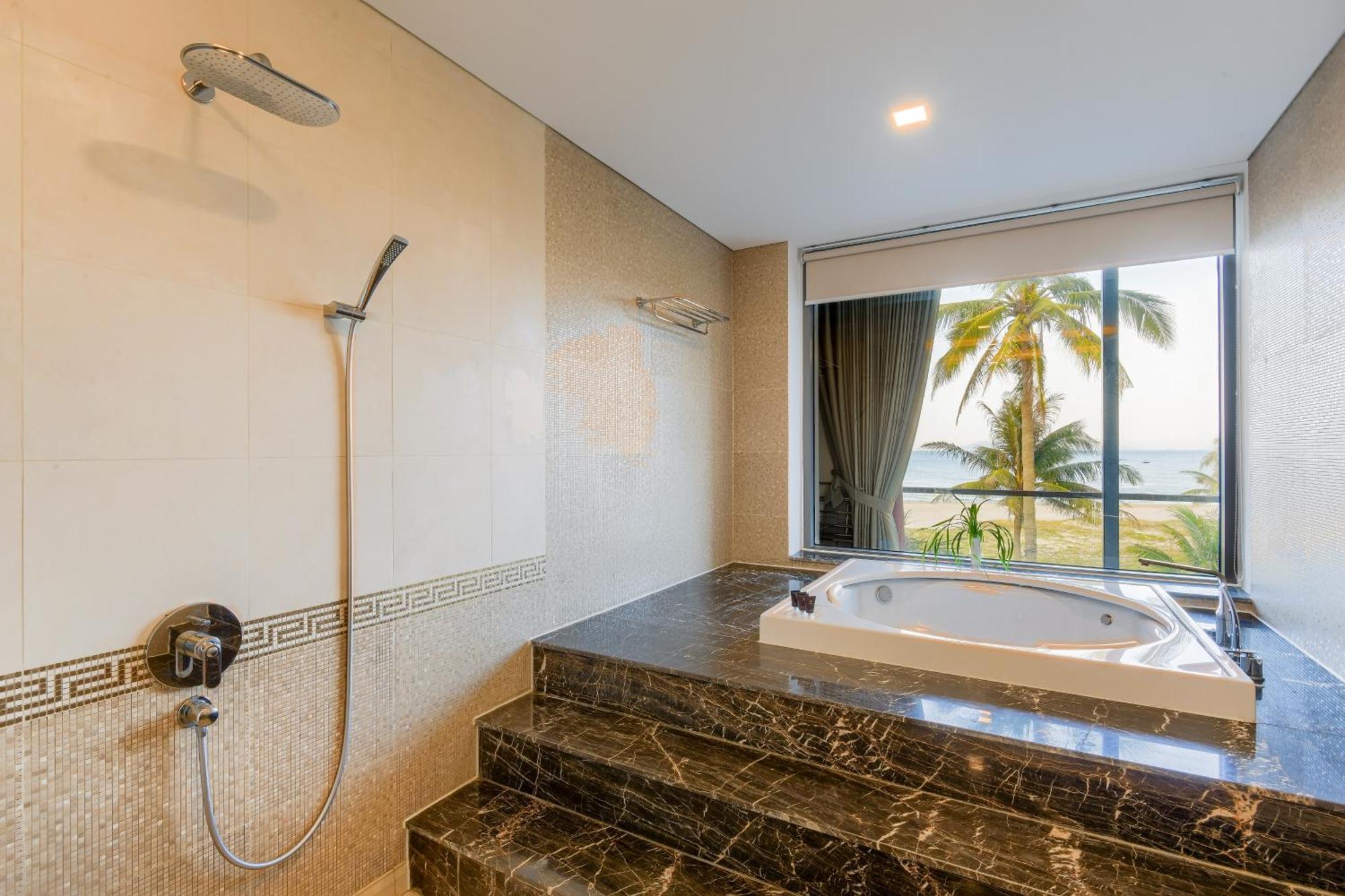 Villa 6 Bedrooms Luxury & Beachfront Da Nang