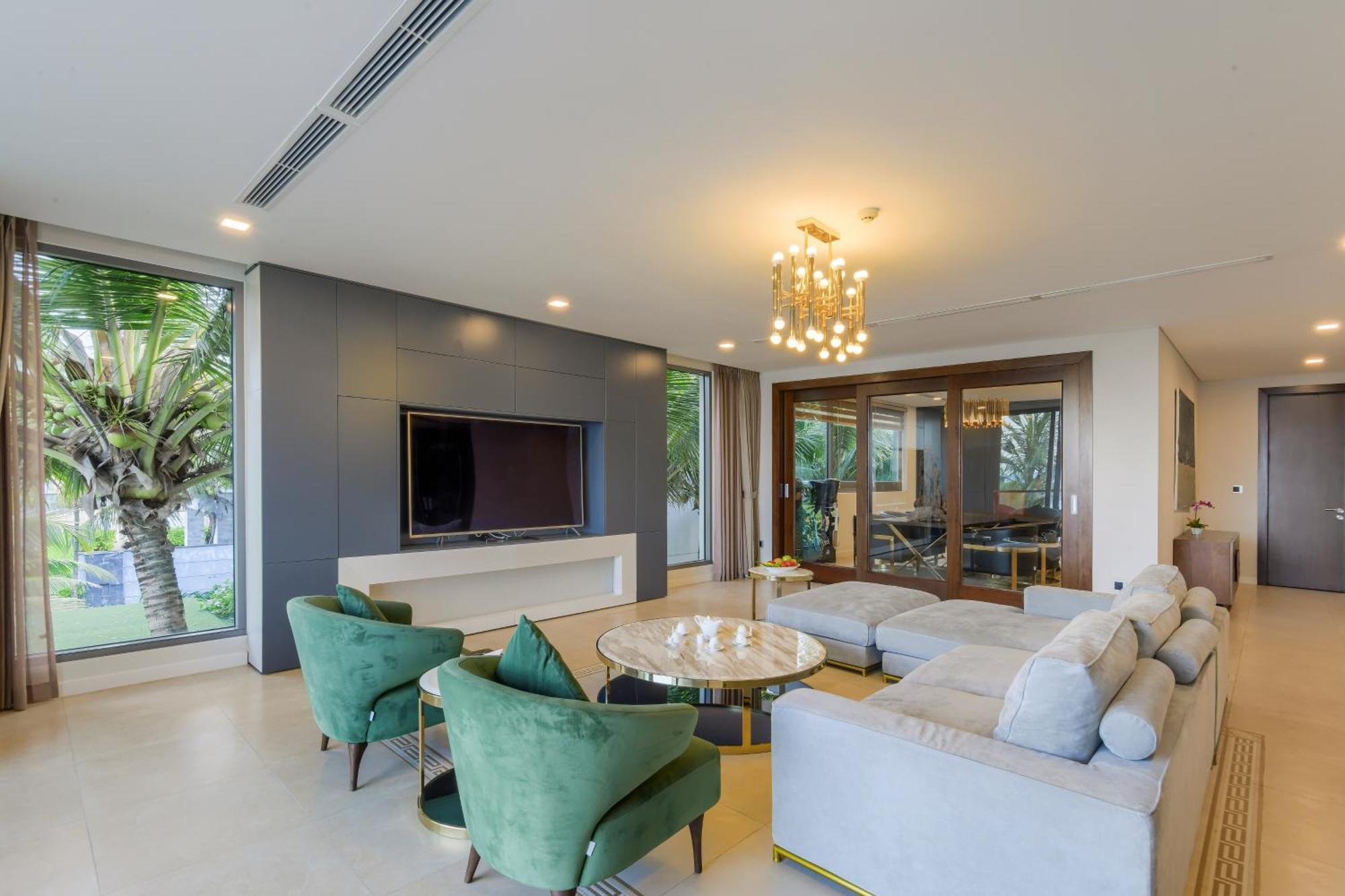 6 Bedrooms Luxury & Beachfront *
