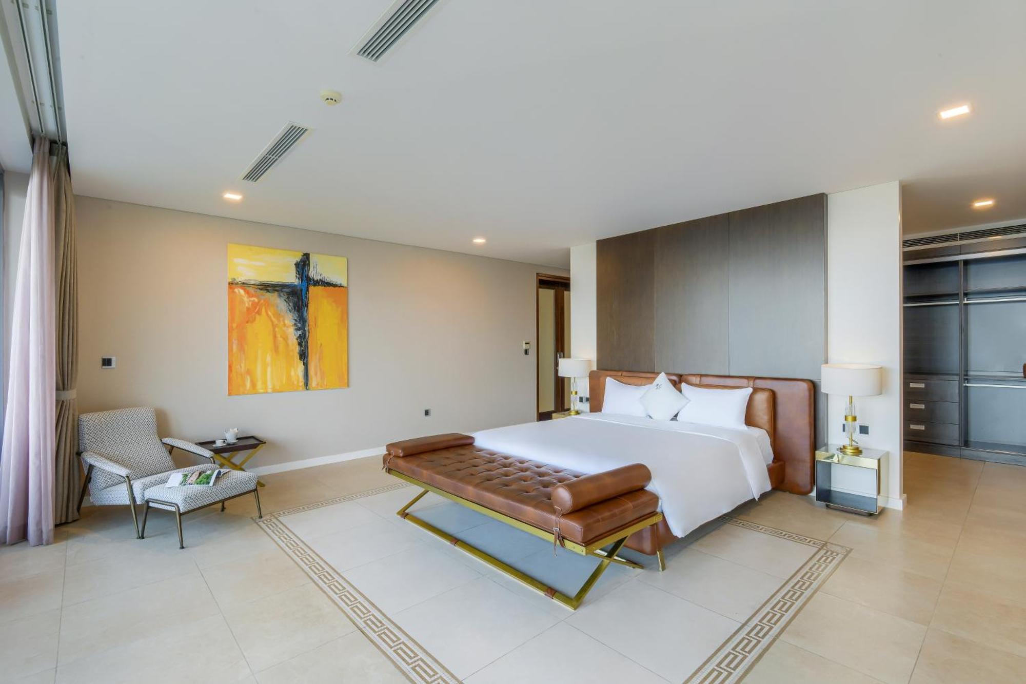 6 Bedrooms Luxury & Beachfront Villa