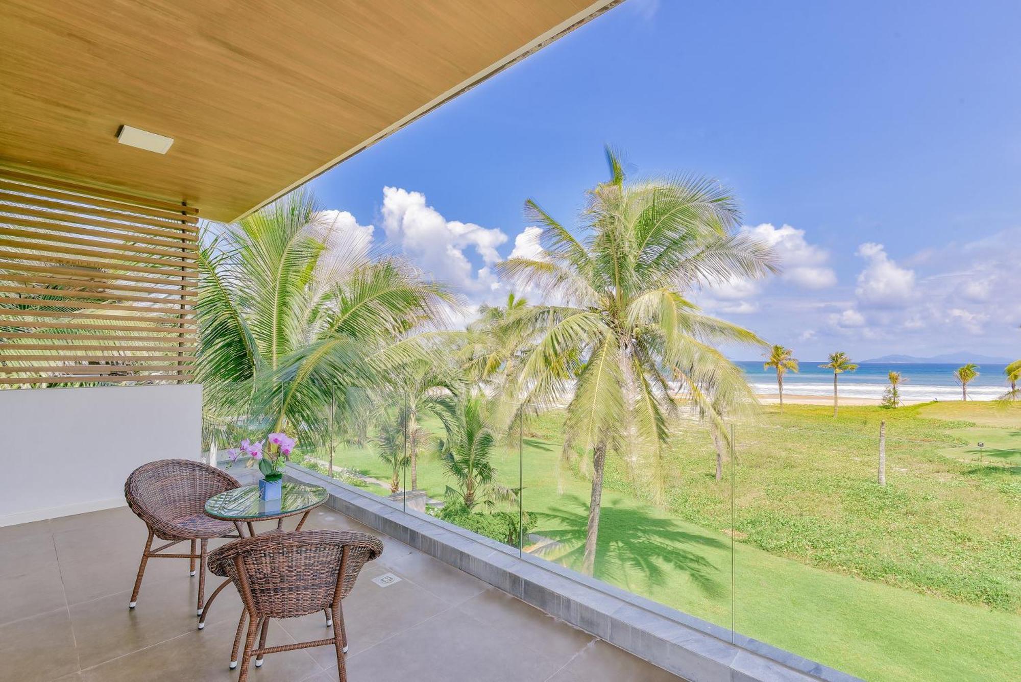 7 Bedrooms Beachfront Luxury Villa