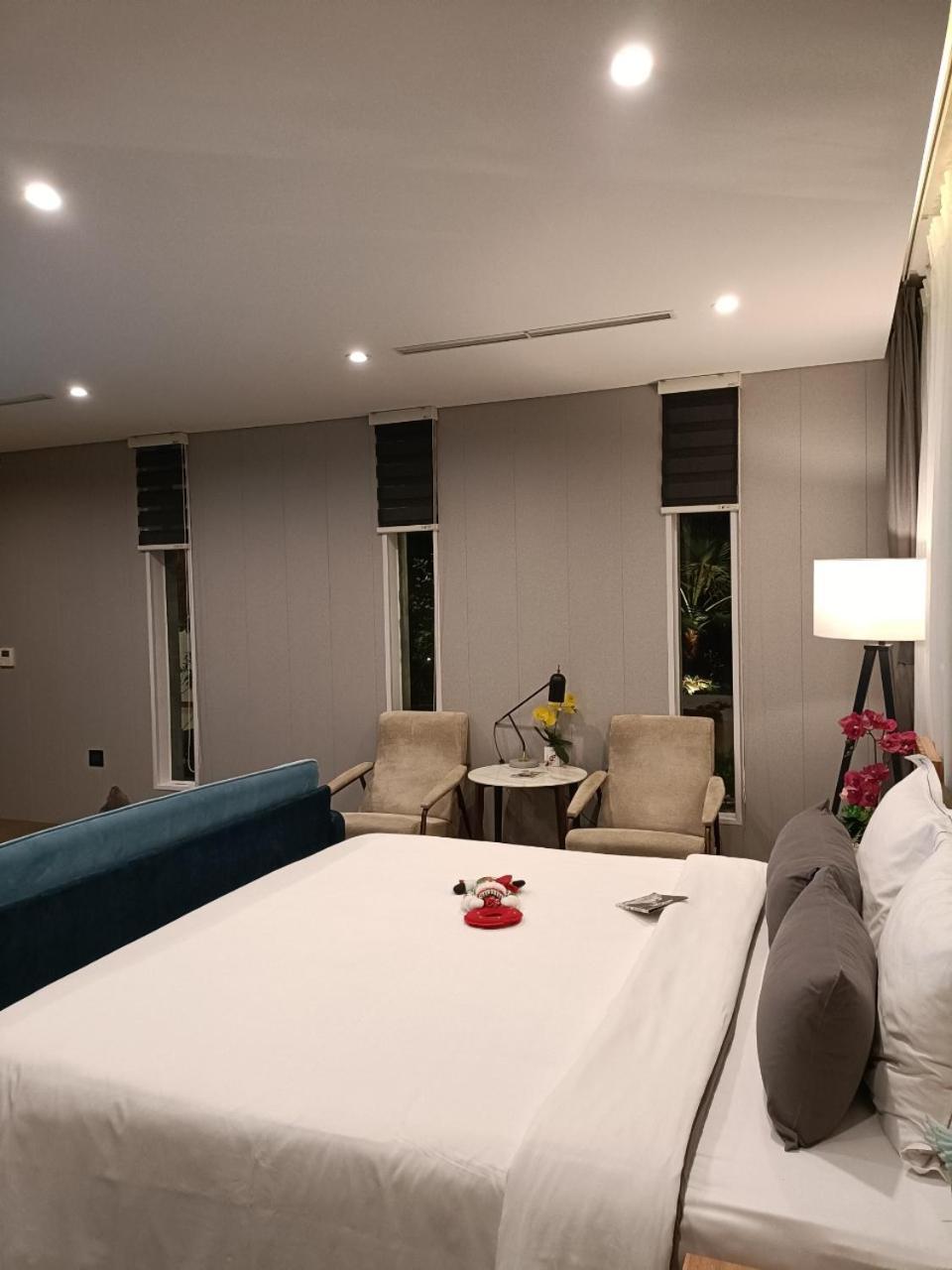7 Bedrooms Beachfront Luxury *