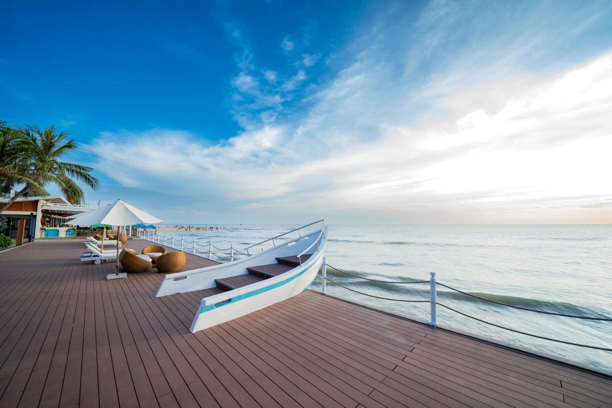 Palace Long Resort *