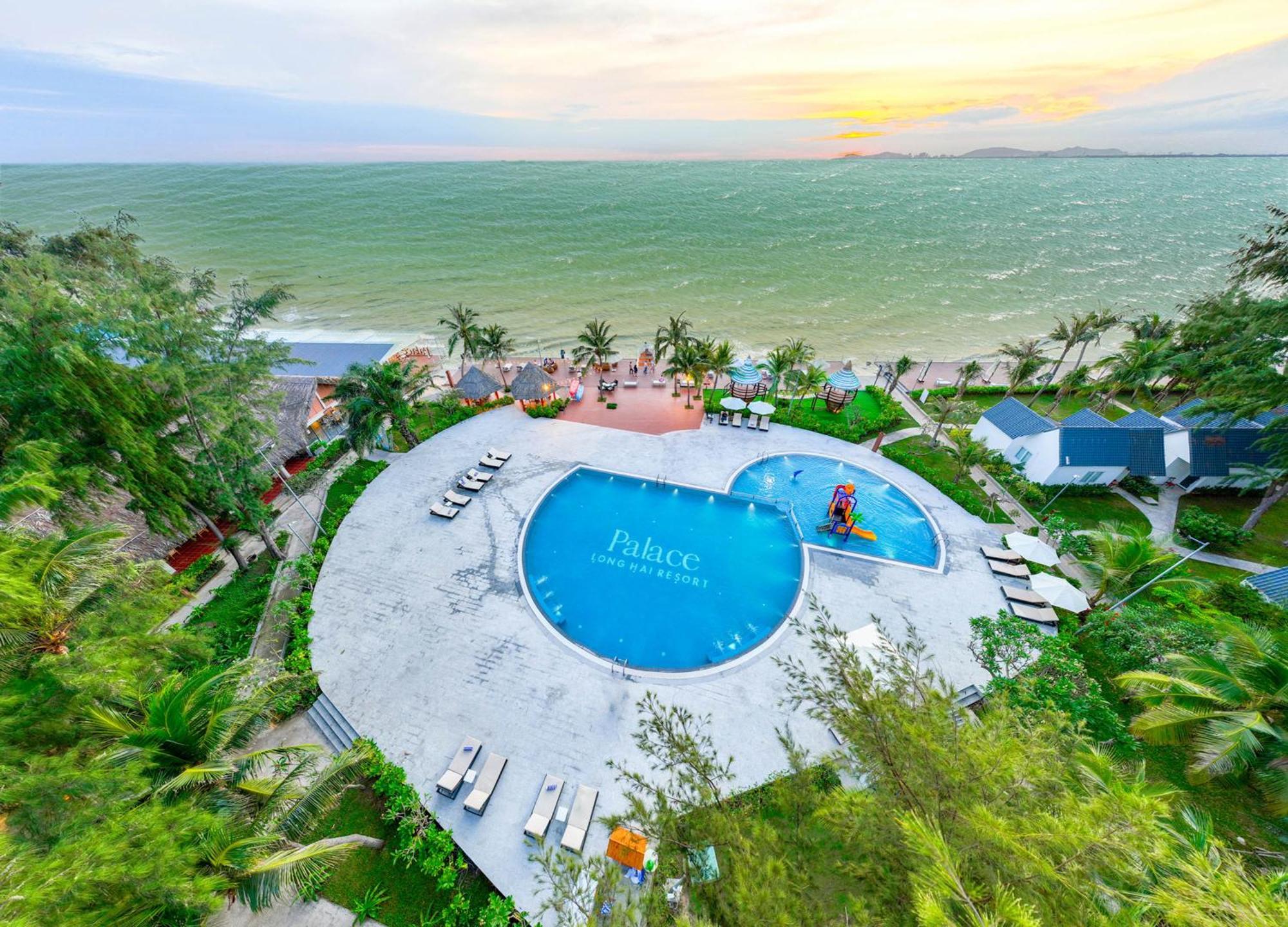 Palace Long Resort *