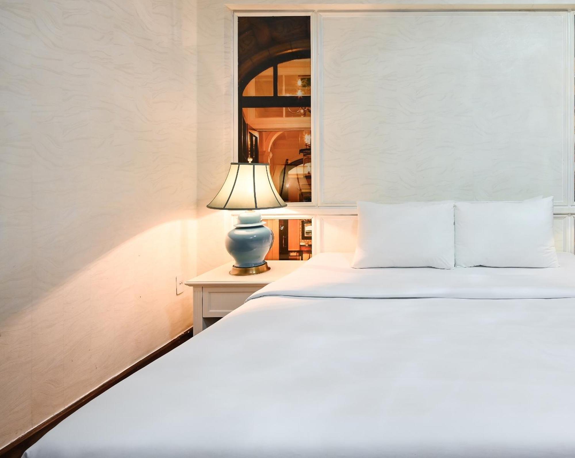 California Saigon & Rooftop Pool Hotel