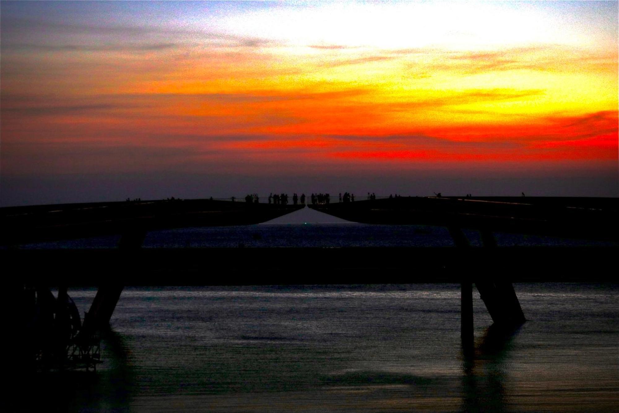 Ho Nha Co Tam , Sunset Town , *