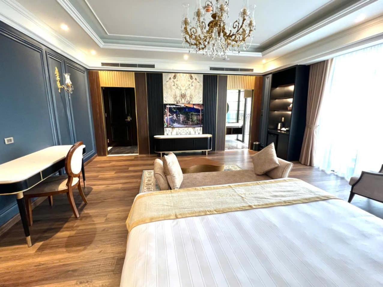 Victoria Hotel *