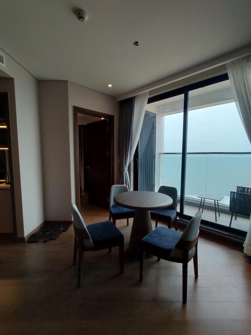 Vu Tran - Apec Mandala & Khách sạn hẻo lánh 4*