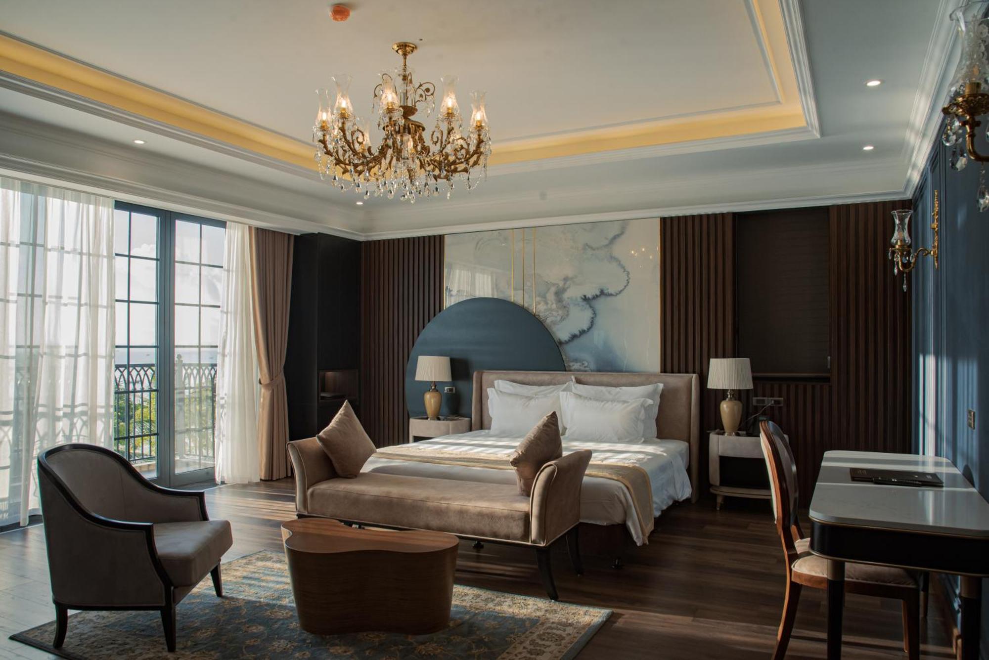 Victoria Hotel *