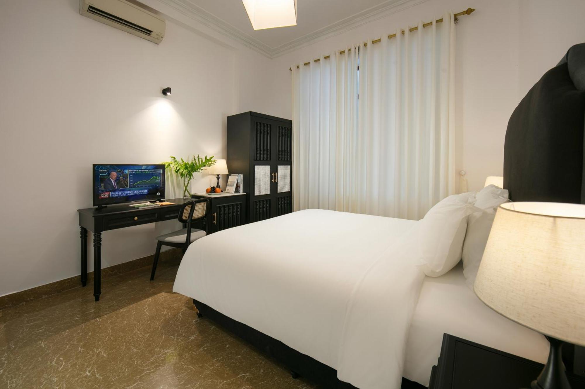 Khách sạn The Luxurious 4-bedroom By Maison Cat Ba 4*