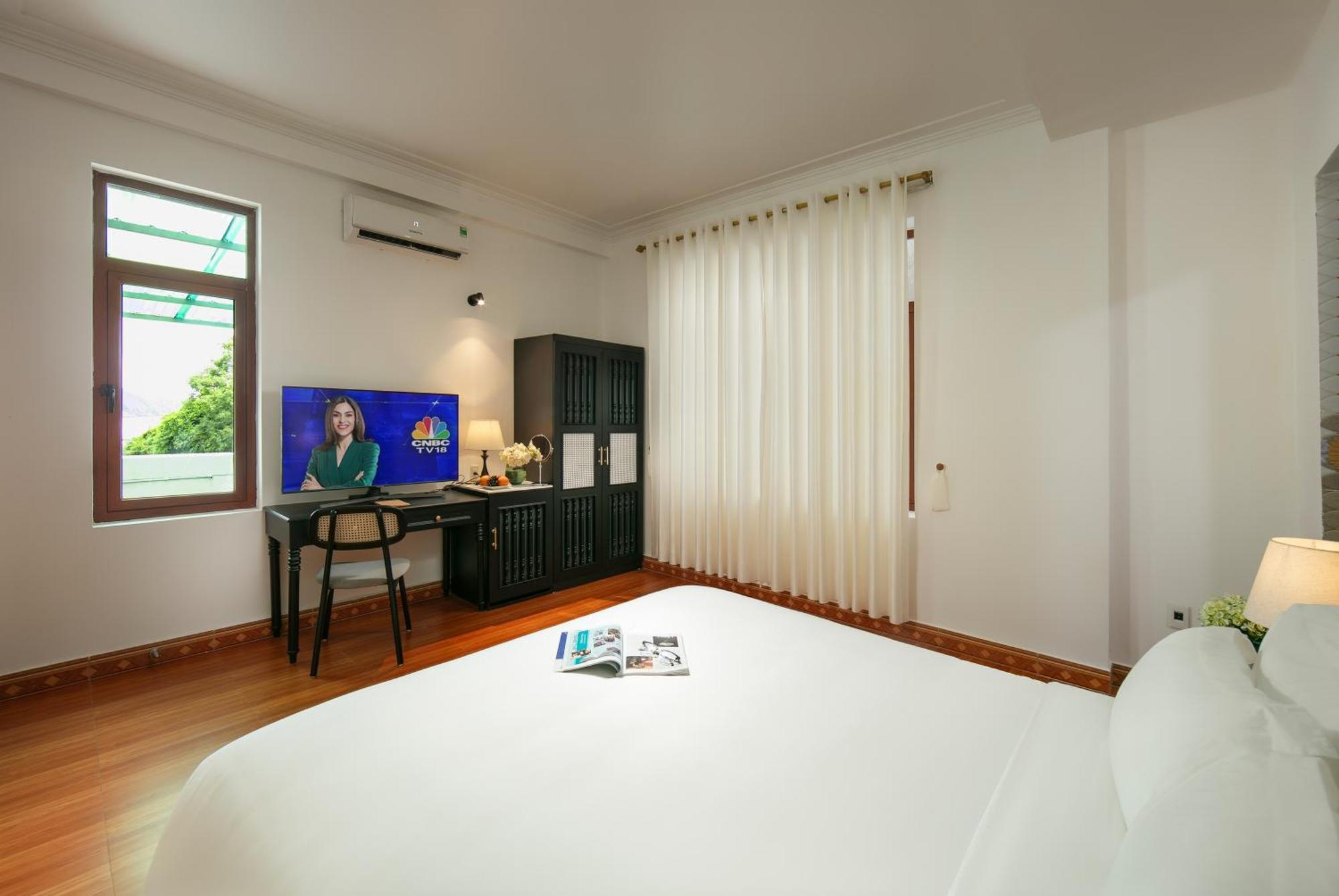 Khách sạn The Luxurious 4-bedroom By Maison Cat Ba