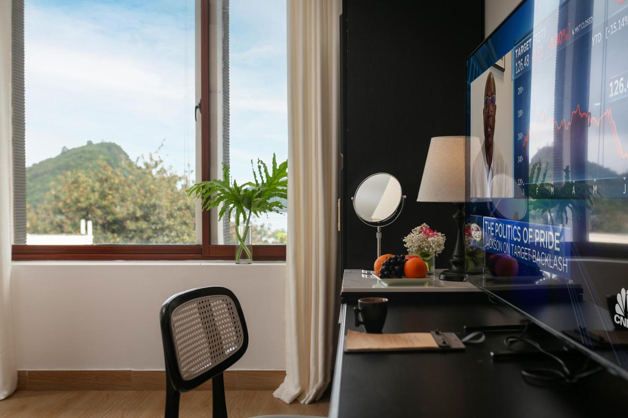 Khách sạn The Luxurious 4-bedroom By Maison Cat Ba 4*