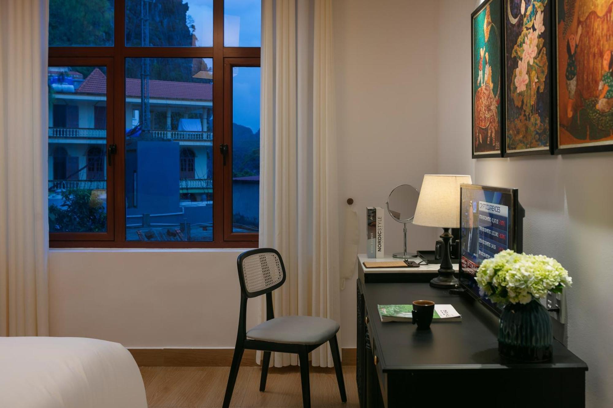 Khách sạn The Luxurious 4-bedroom By Maison Cat Ba