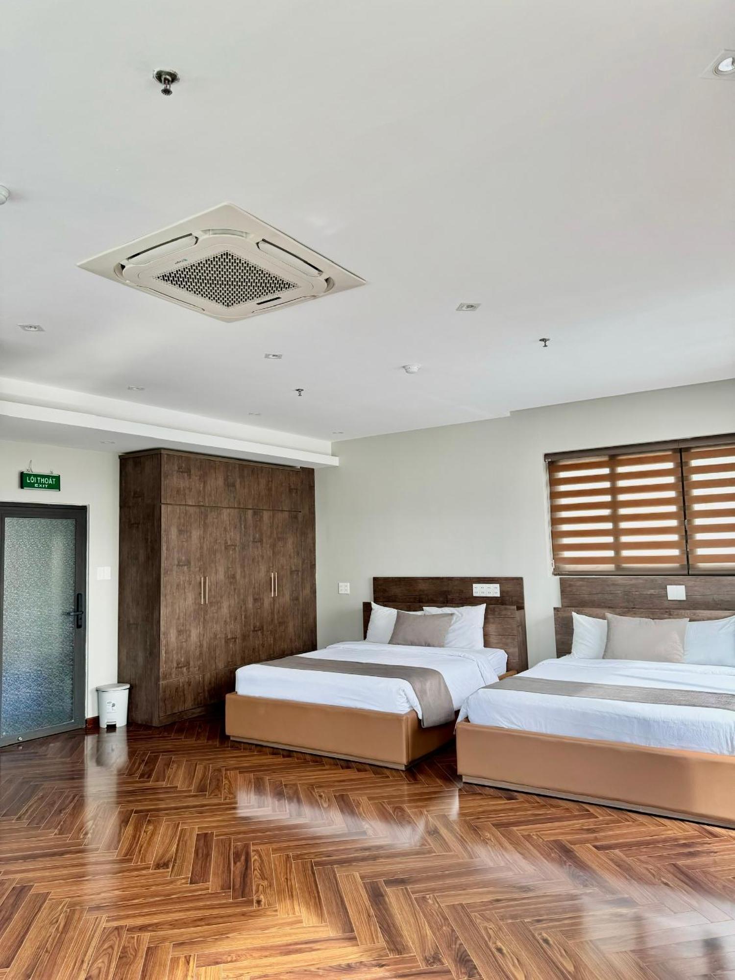 Long 2 Hotel *