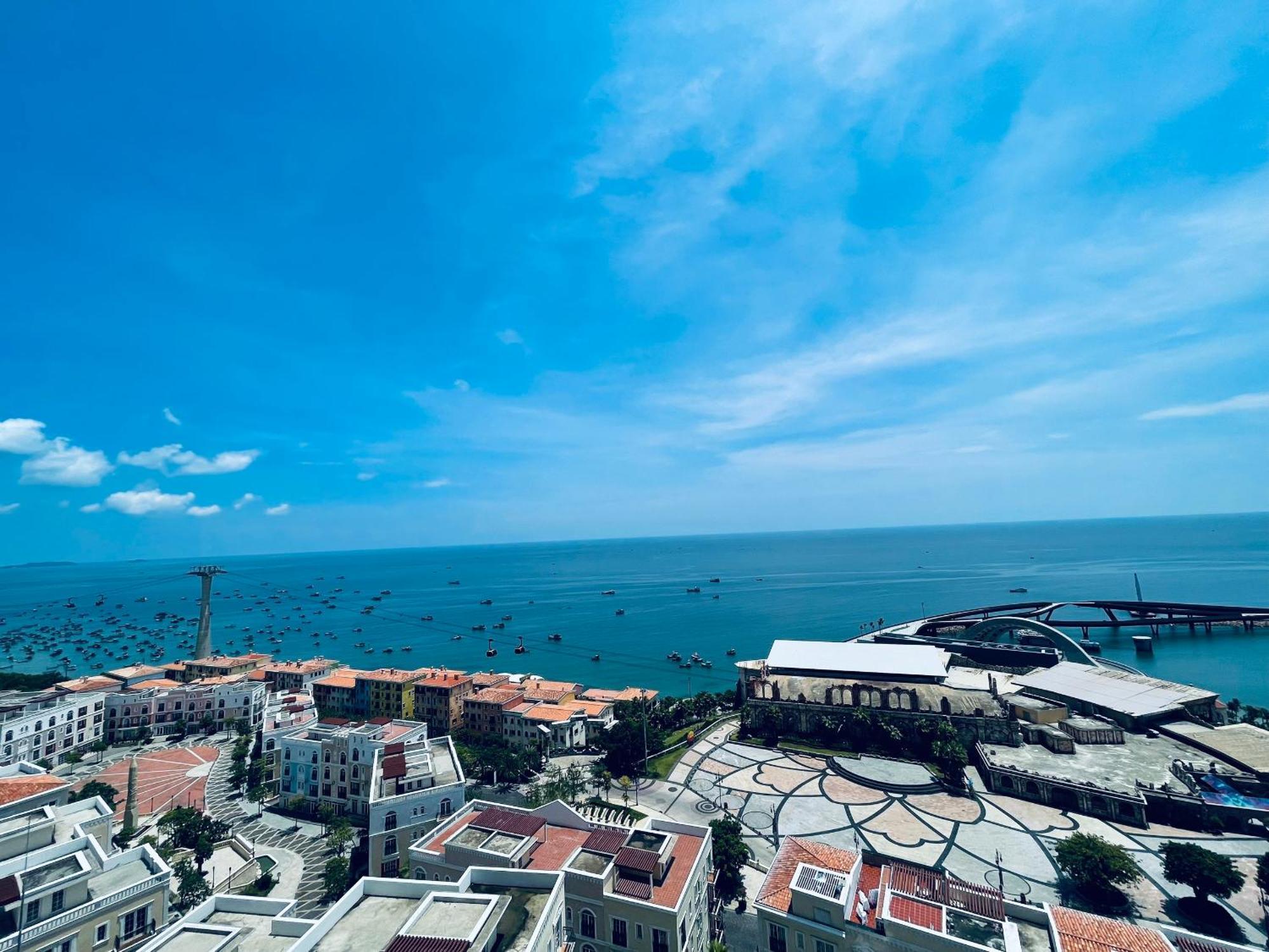 Fireworks & Ocean Bliss Free Gym, Pool & Beach Apartment *