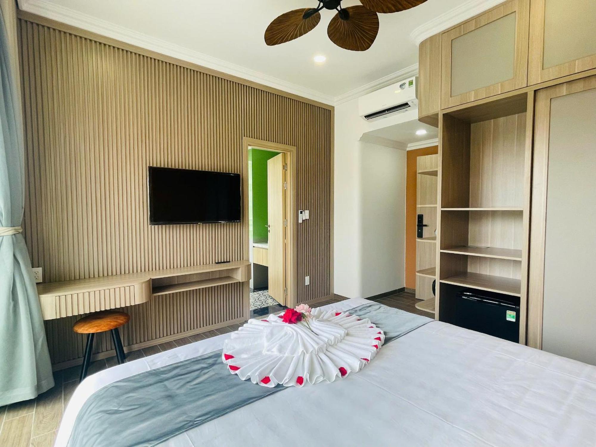 Fireworks & Ocean Bliss Free Gym, Pool & Beach Apartment