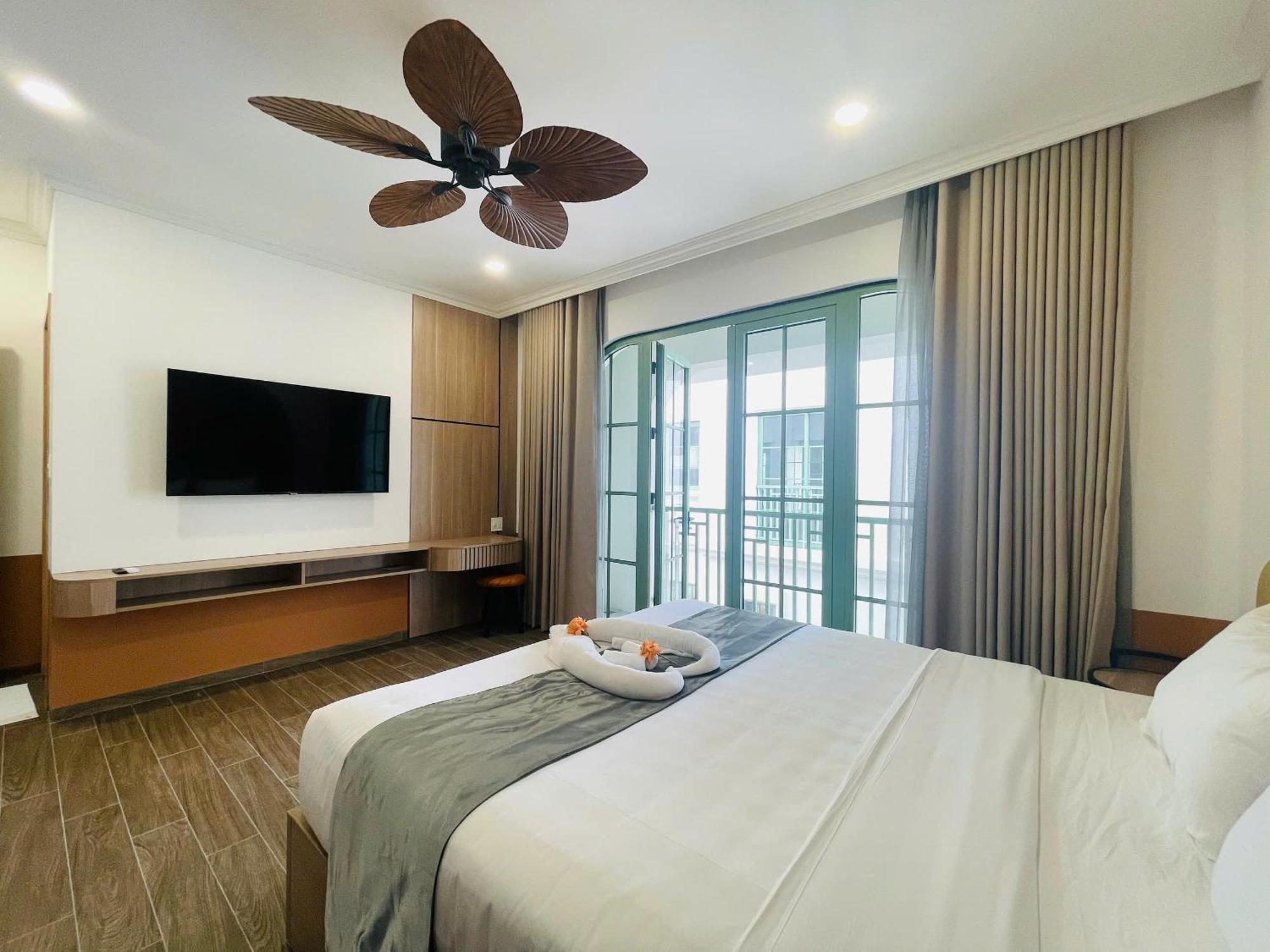 Fireworks & Ocean Bliss Free Gym, Pool & Beach Apartment