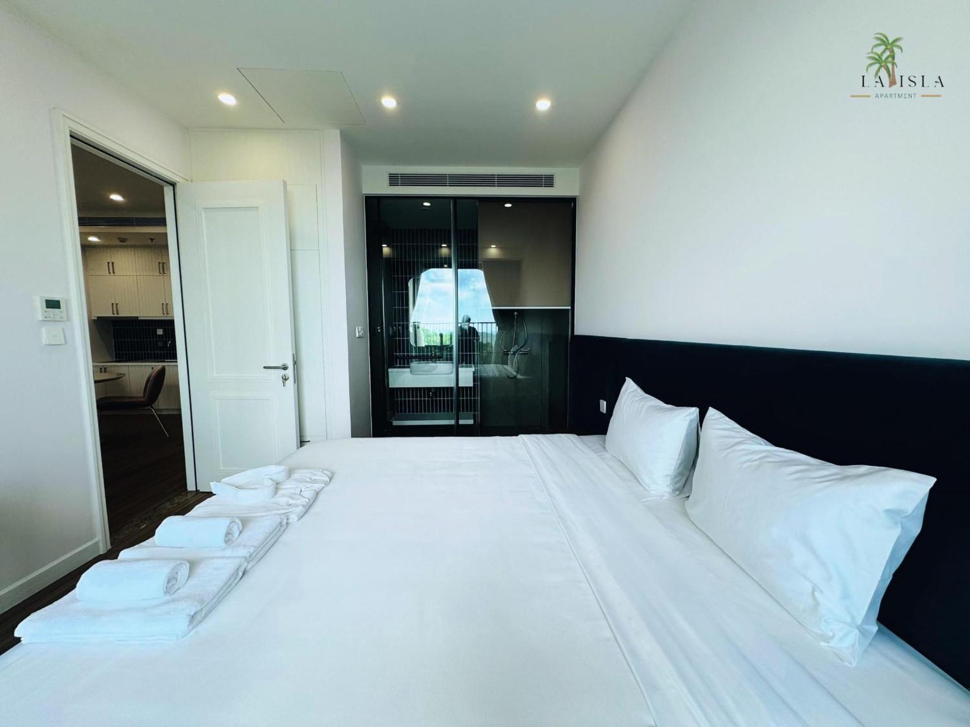 Fireworks & Ocean Bliss Free Gym, Pool & Beach Apartment