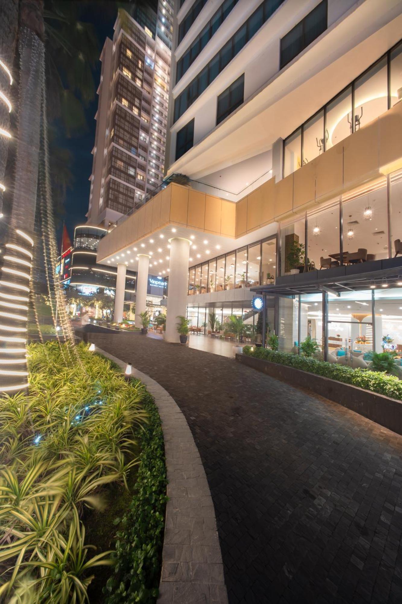 Starcity Hotel&condotel Beachfront Khách sạn 5*