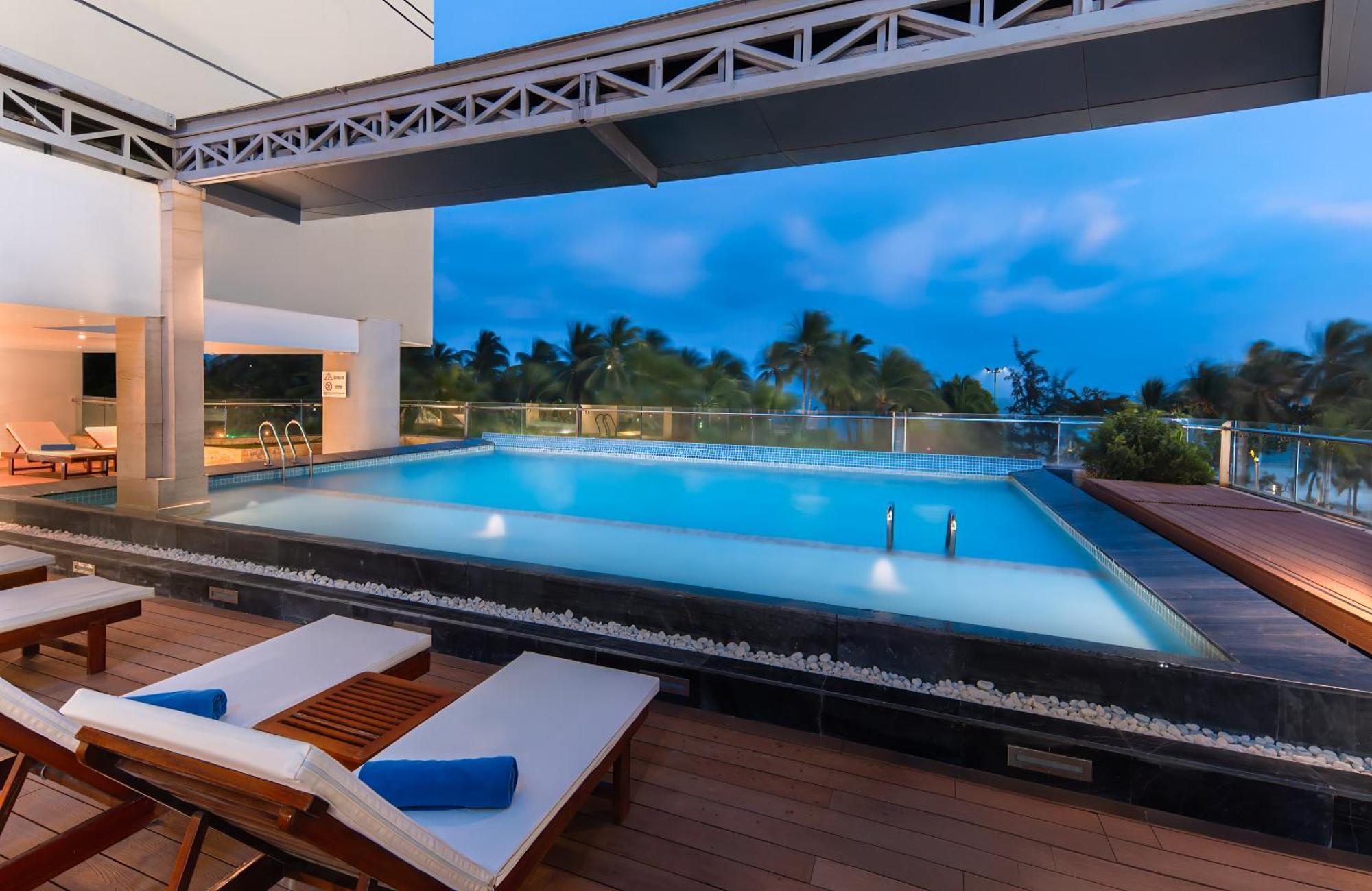 Khách sạn Starcity Hotel&condotel Beachfront 5*