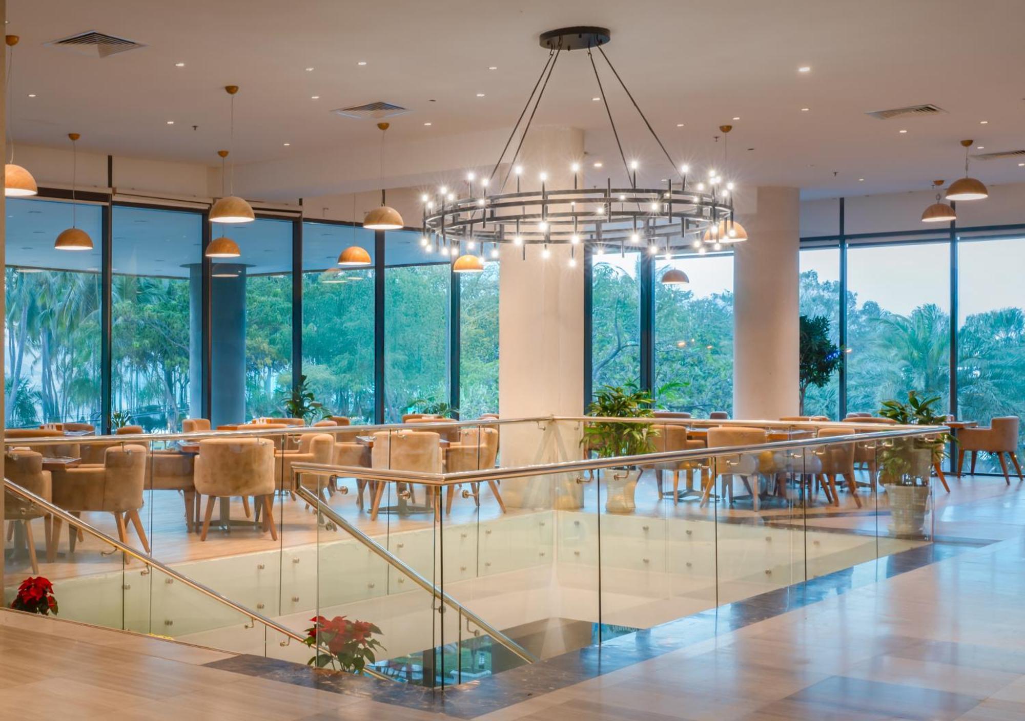 Starcity Hotel&condotel Beachfront Khách sạn 5*