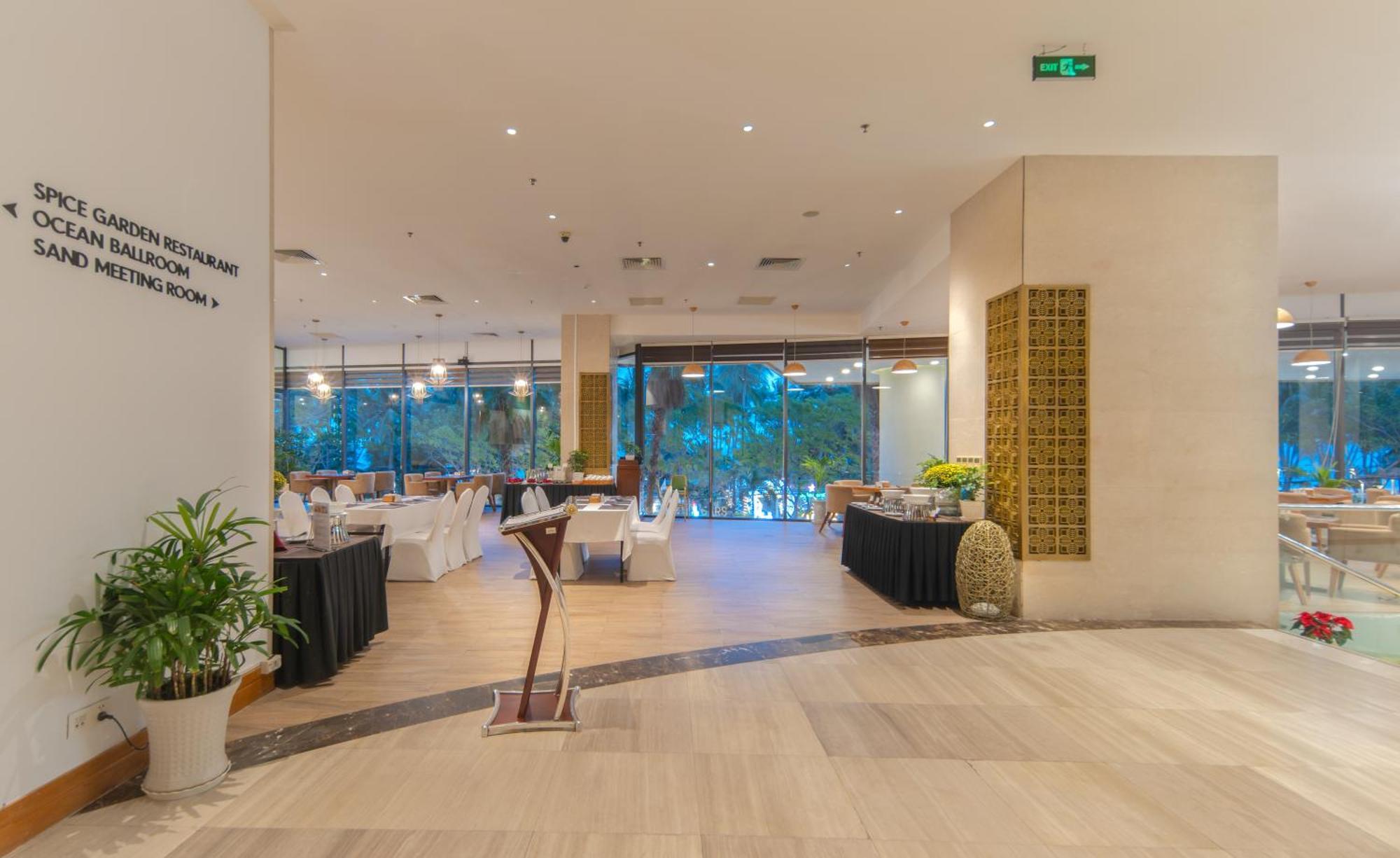 Khách sạn Starcity Hotel&condotel Beachfront 5*