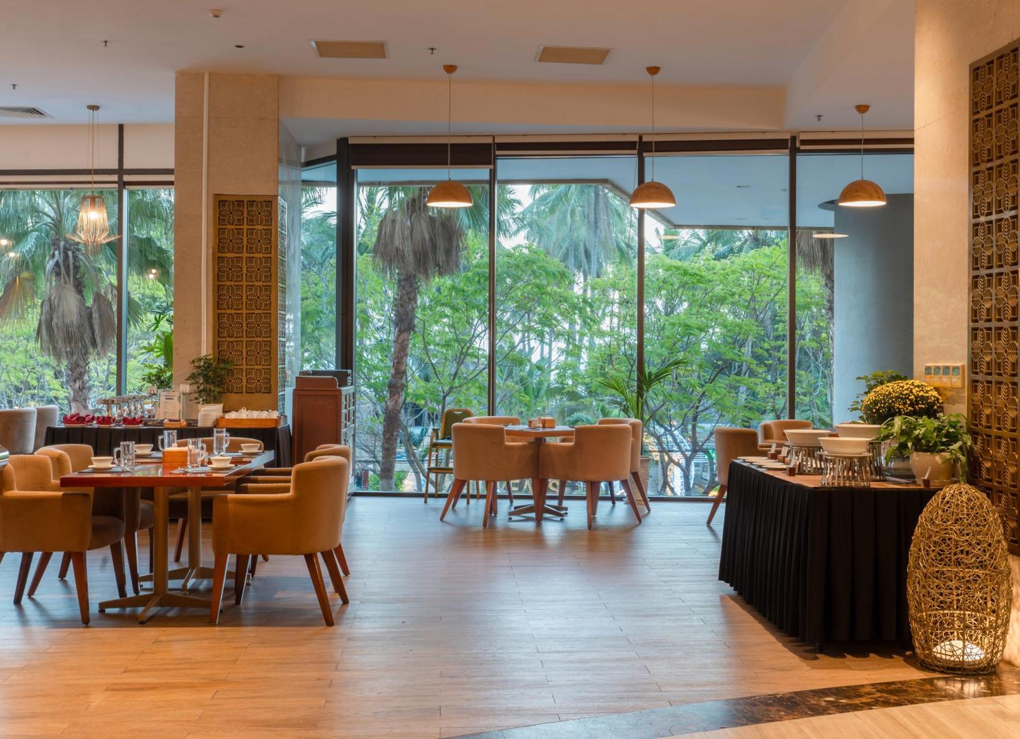 Khách sạn Starcity Hotel&condotel Beachfront