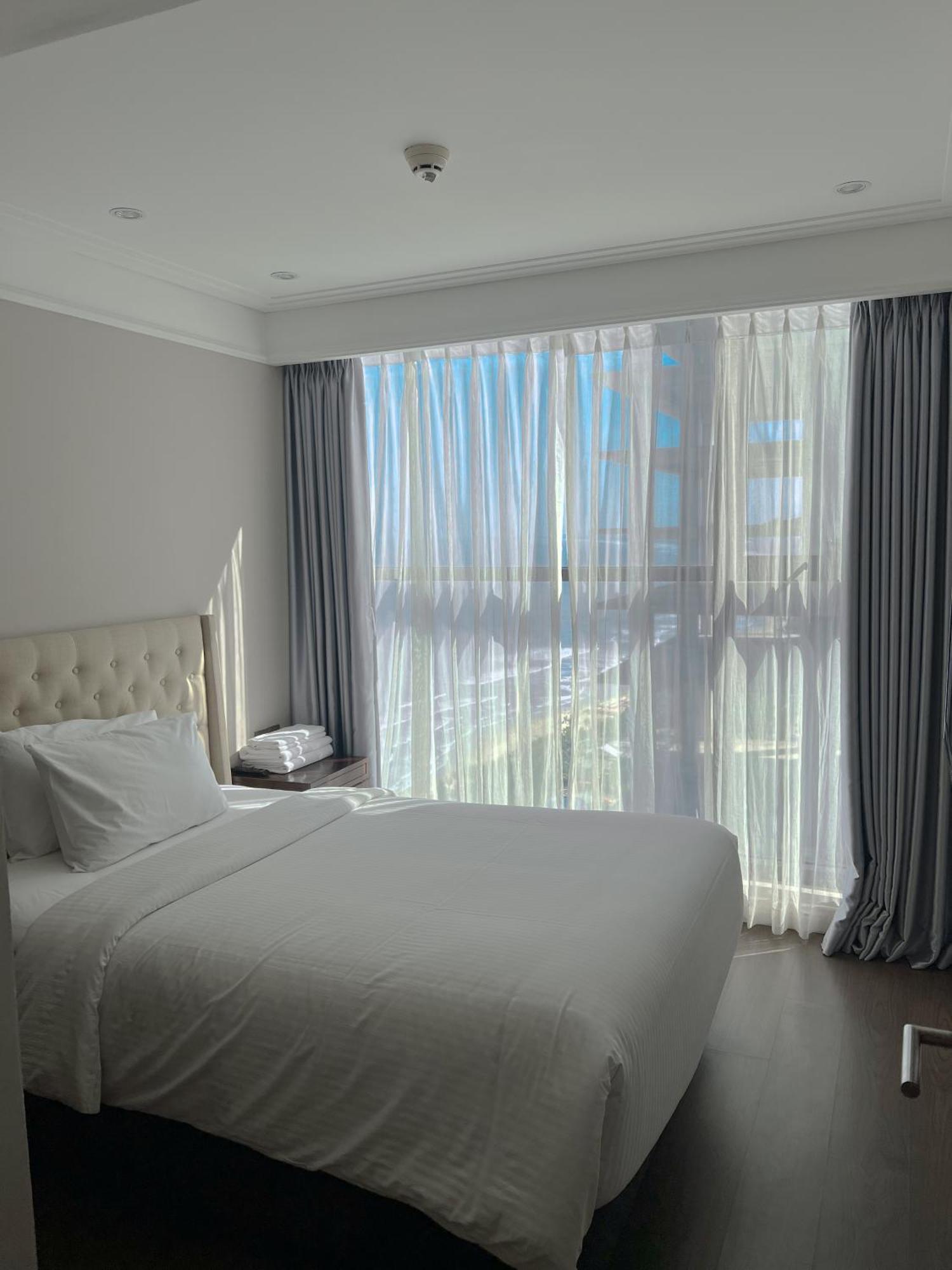 Luxury - Rooftop Swimming Pool - Front - Hinata * Đà Nẵng