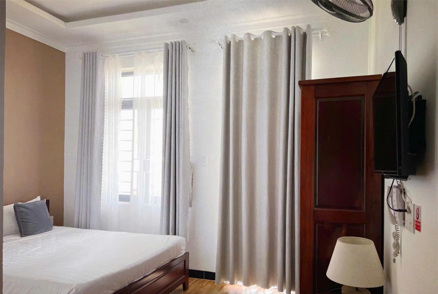 Hotel Khach San Minh Quang