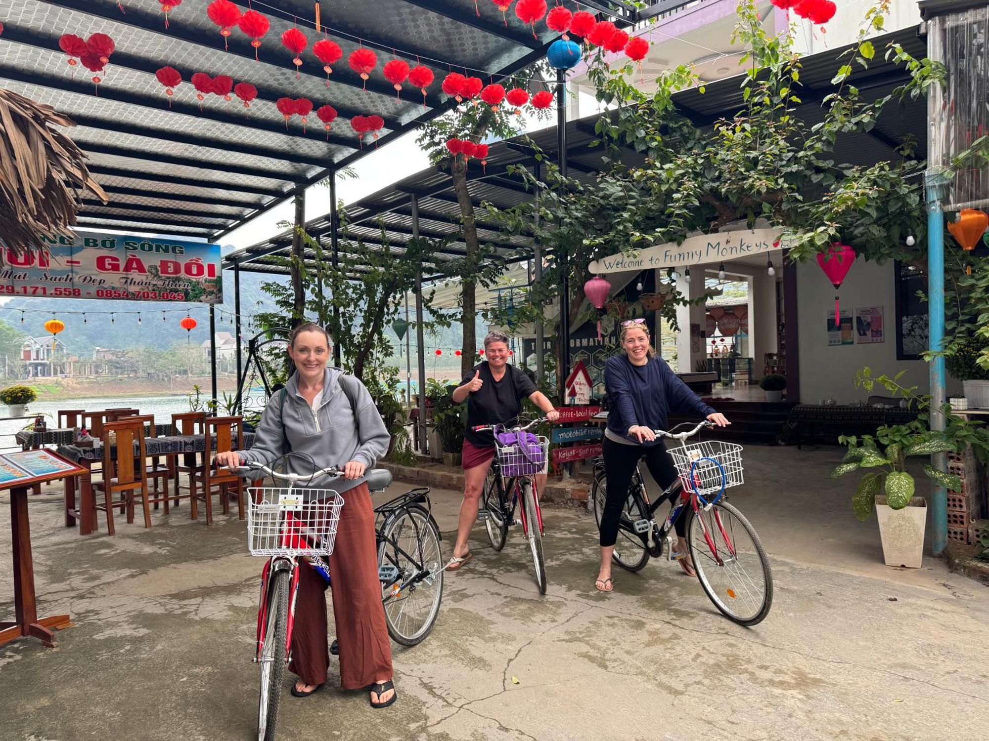 Homestay Funny Monkeys