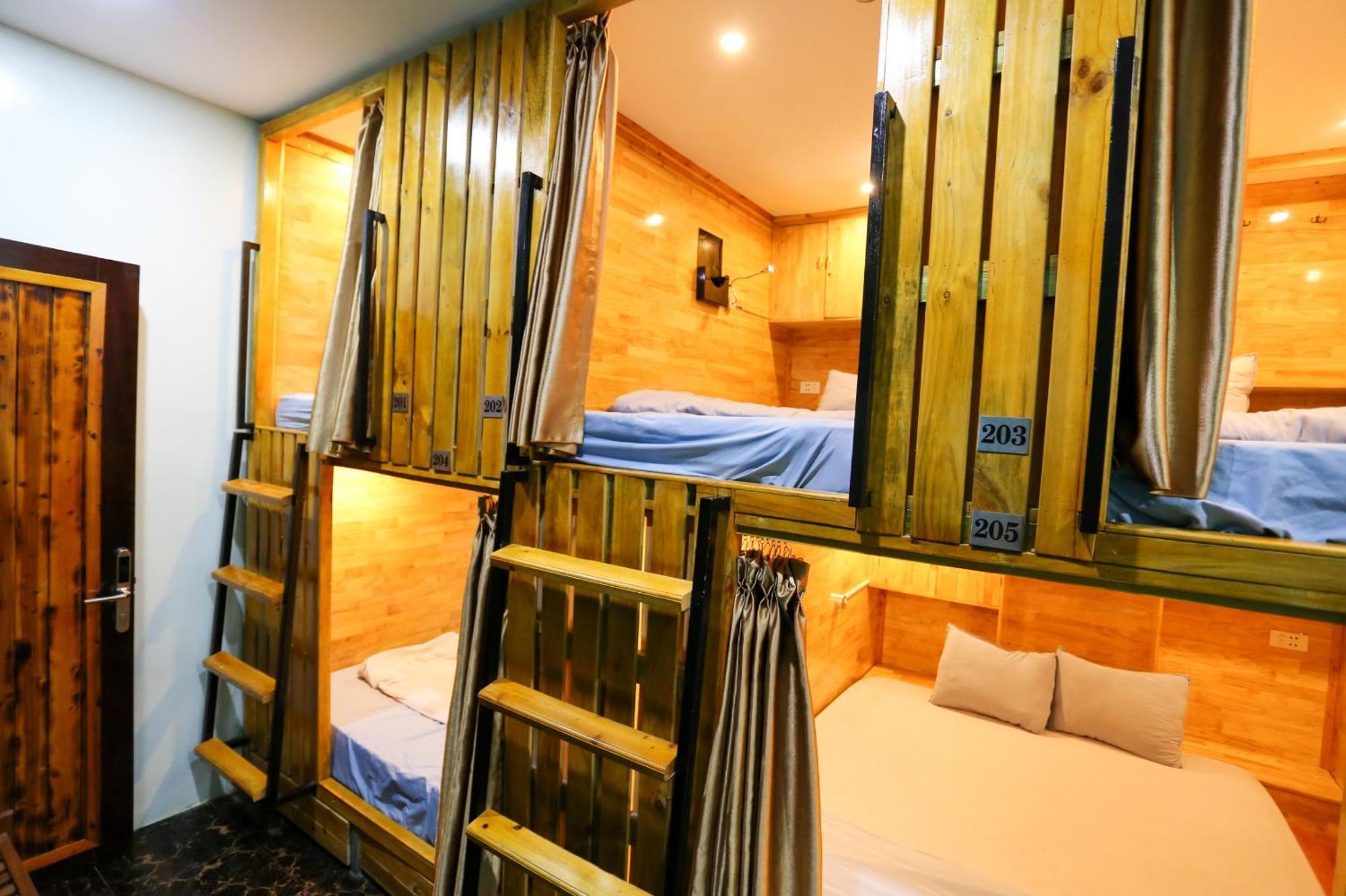 Hostel Catba Pod - Restaurant And Rooftop Bar