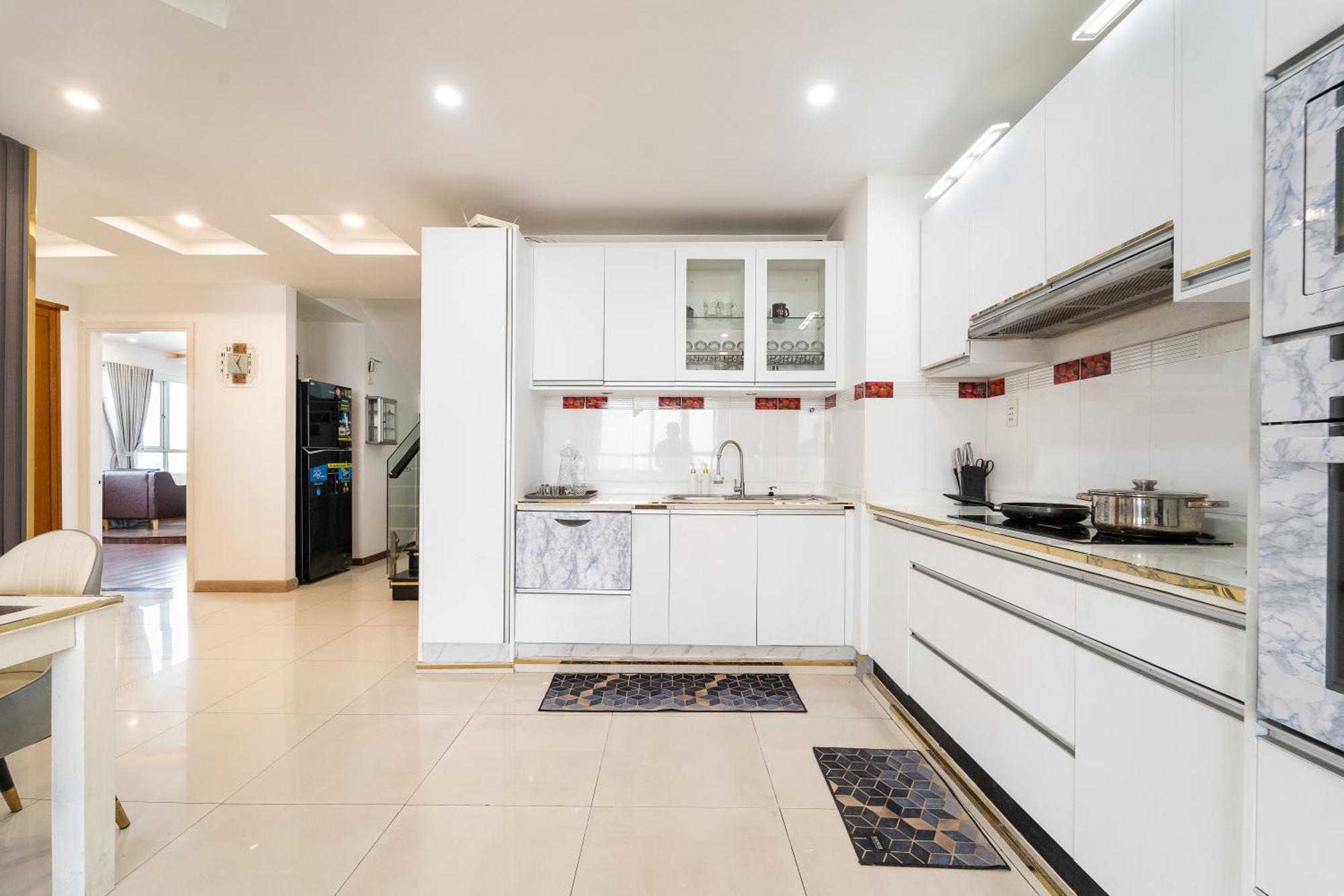 White Penthouse-rooftop Pool Private -central Apartment Ho Chi Minh City