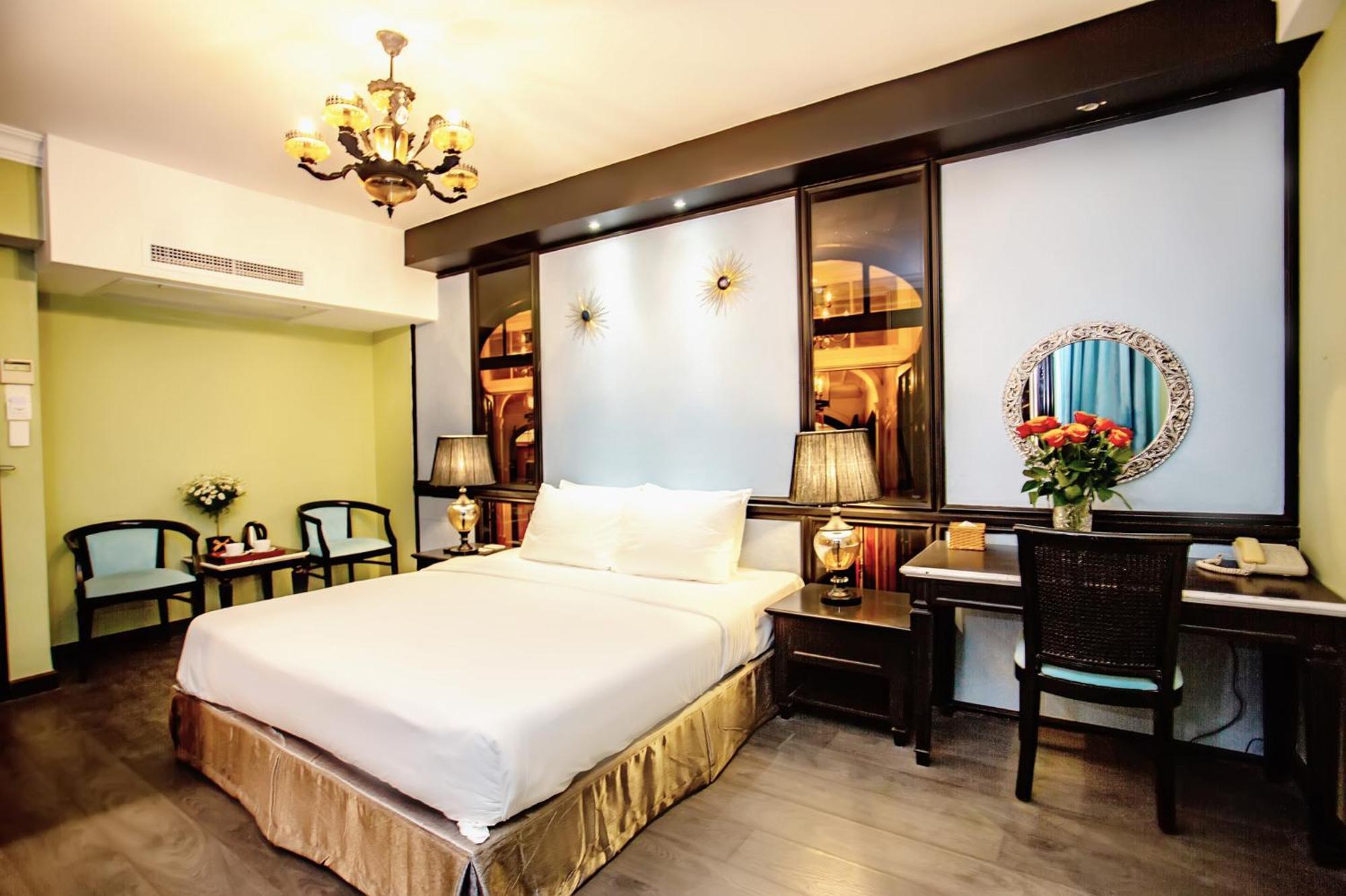 Hotel California Saigon & Rooftop Pool