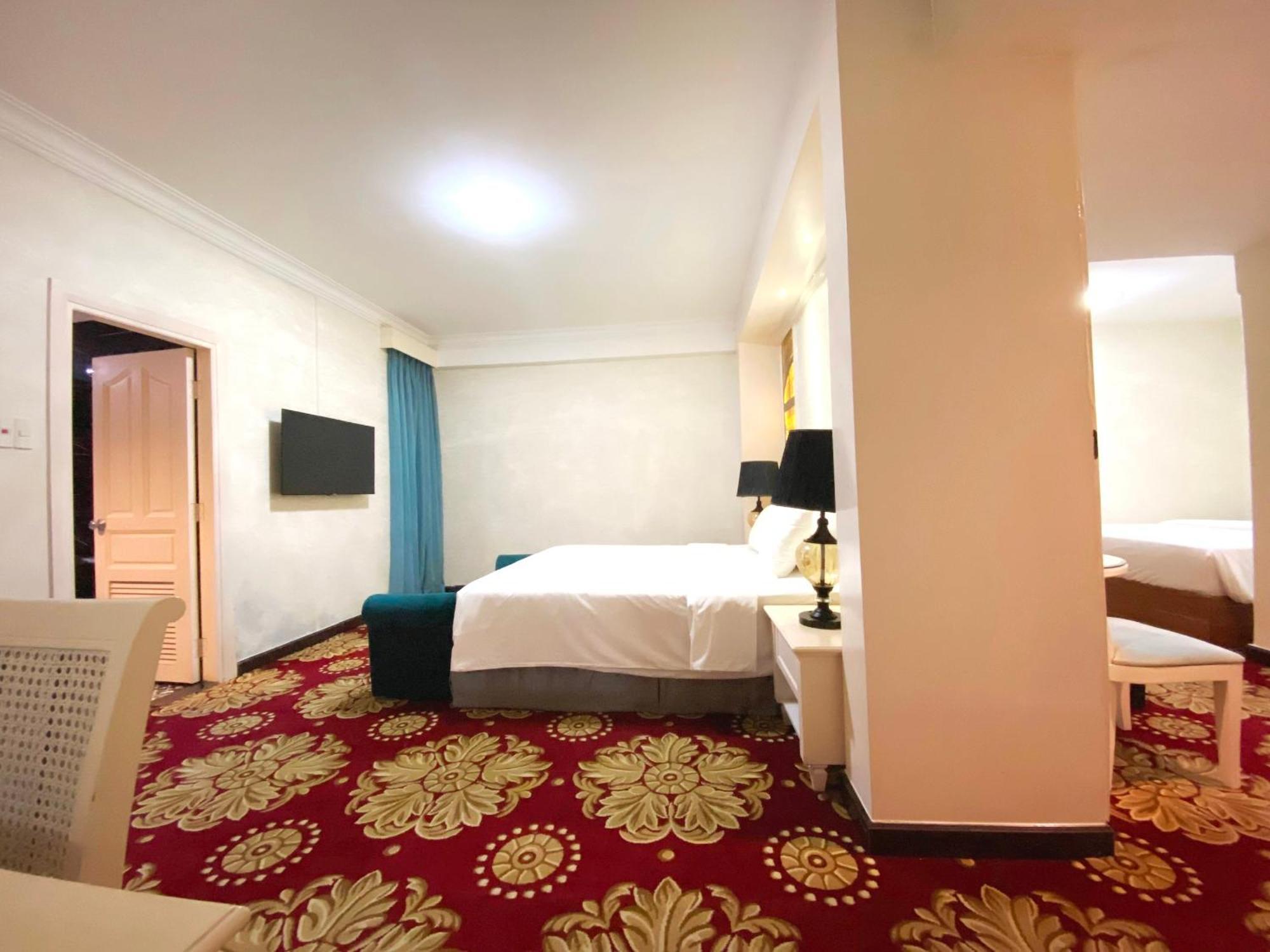 Hotel California Saigon & Rooftop Pool