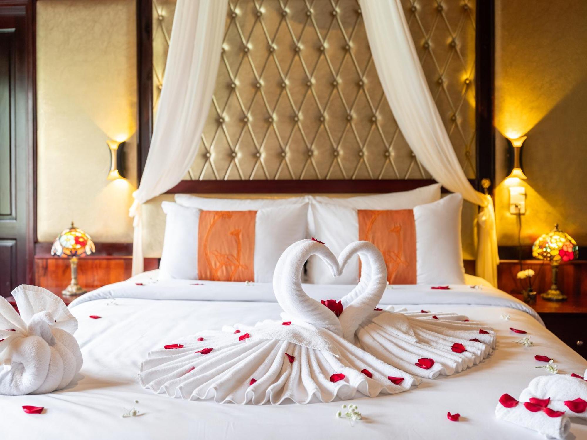 Hera Classic Boutique Cruise