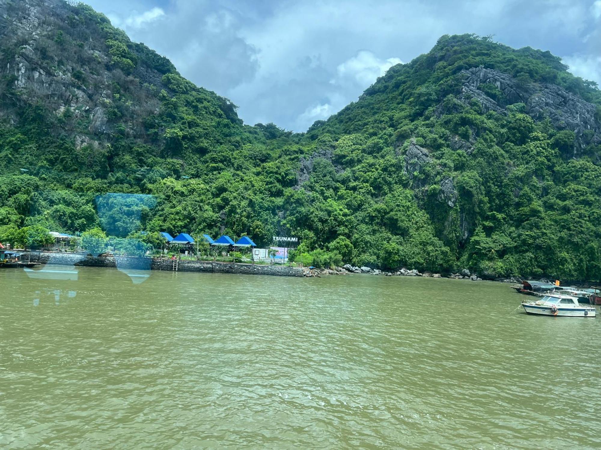 Mb Cat Ba Island