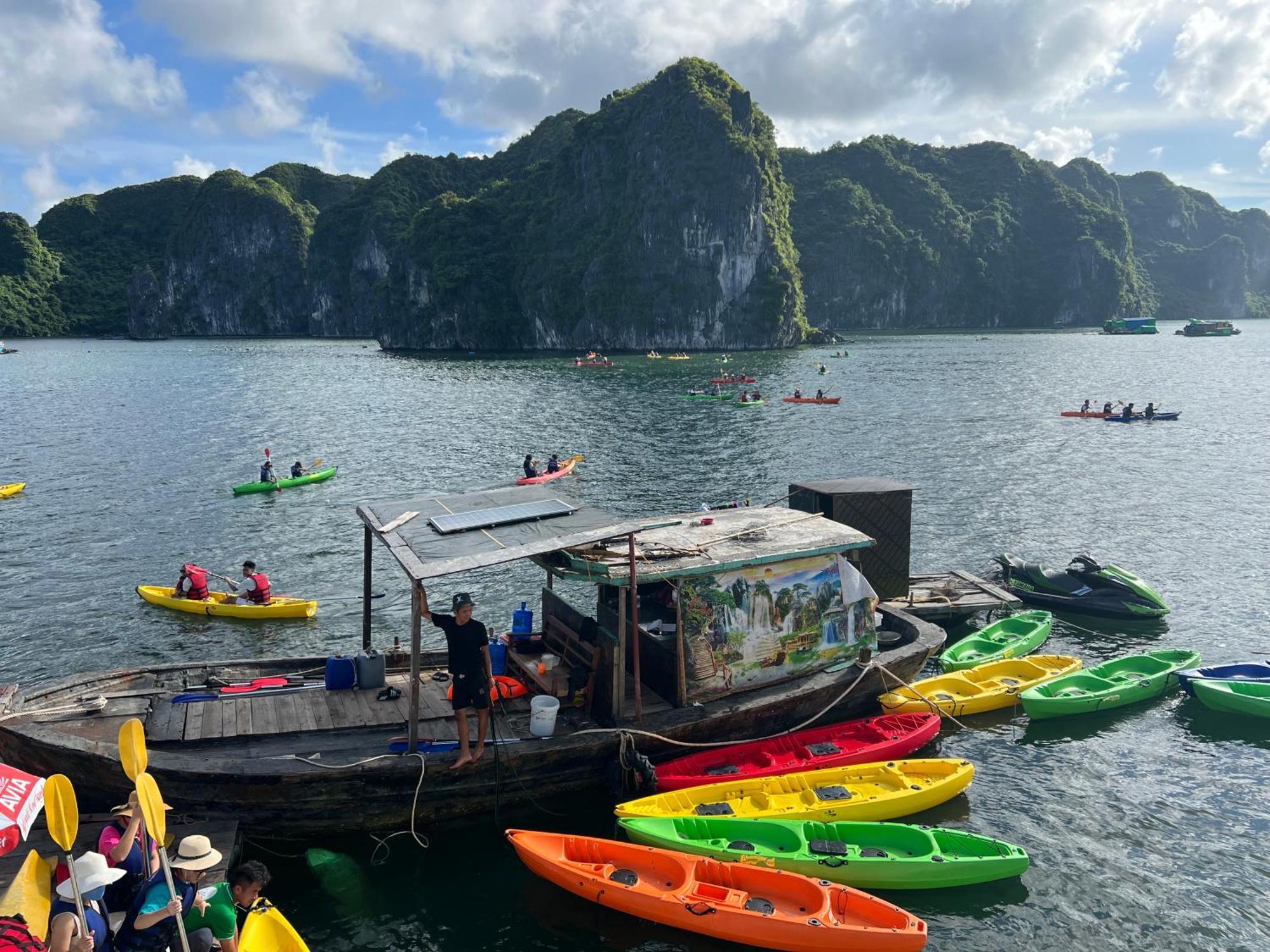 Mb Cat Ba Island