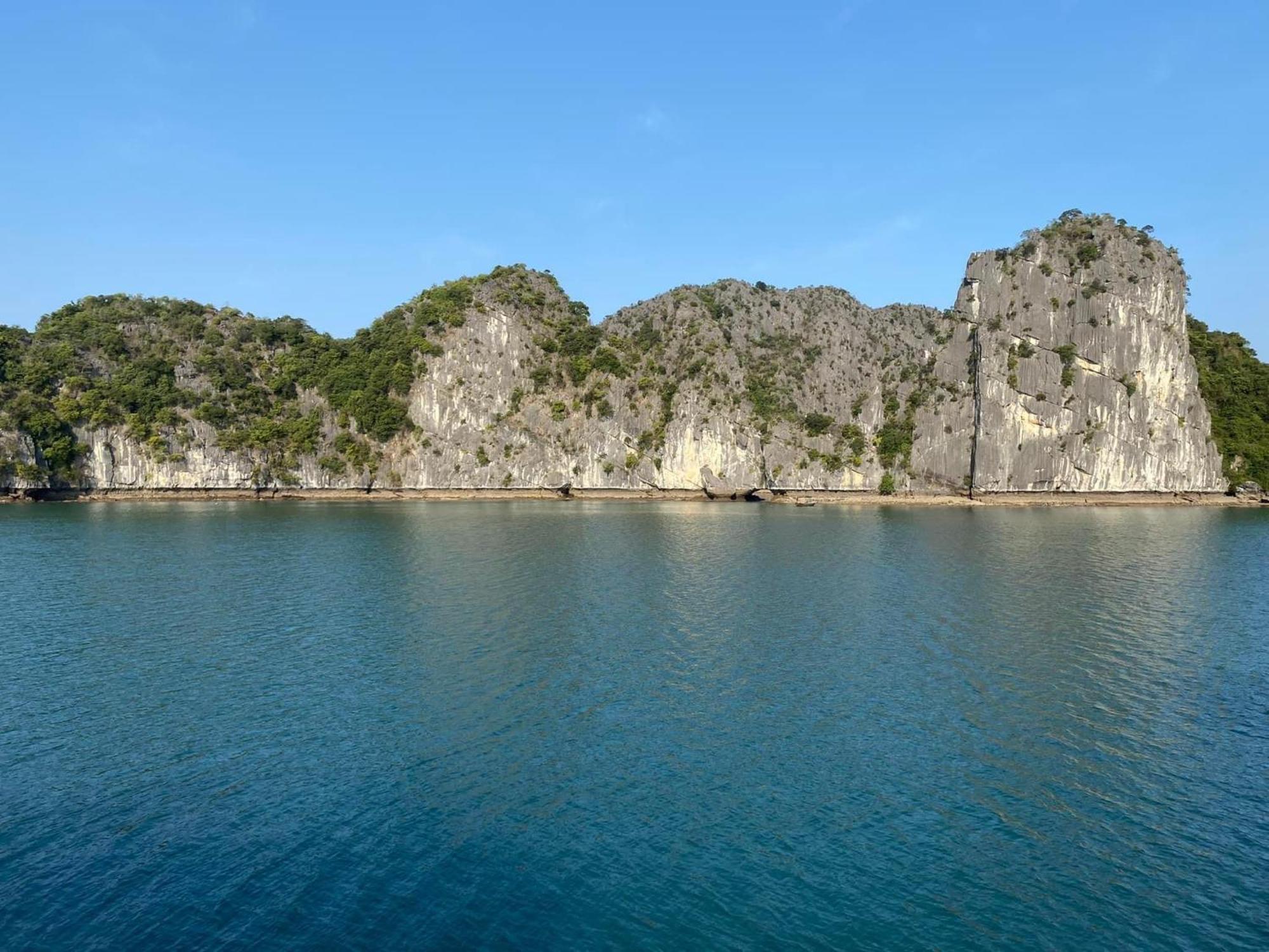 Mb Cat Ba Island