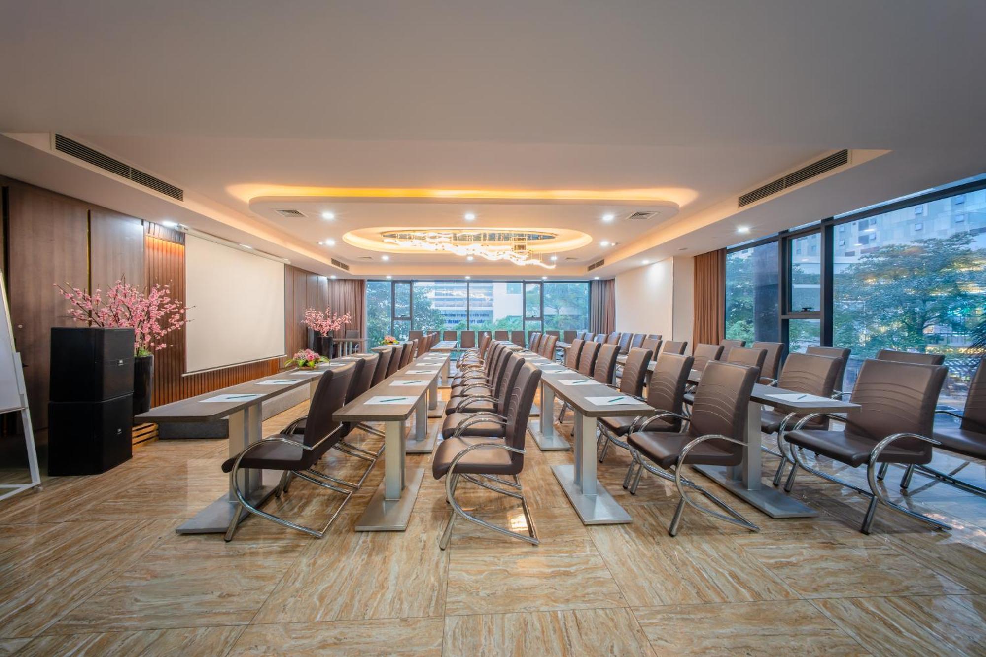 V Hotel 4*