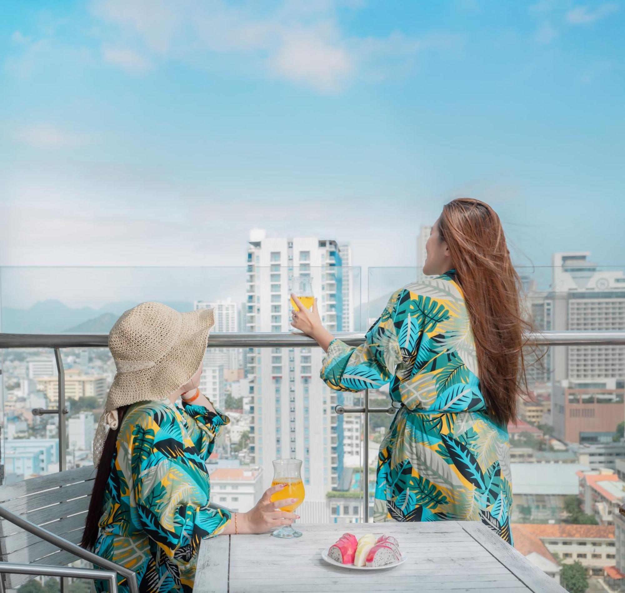 V Hotel 4*