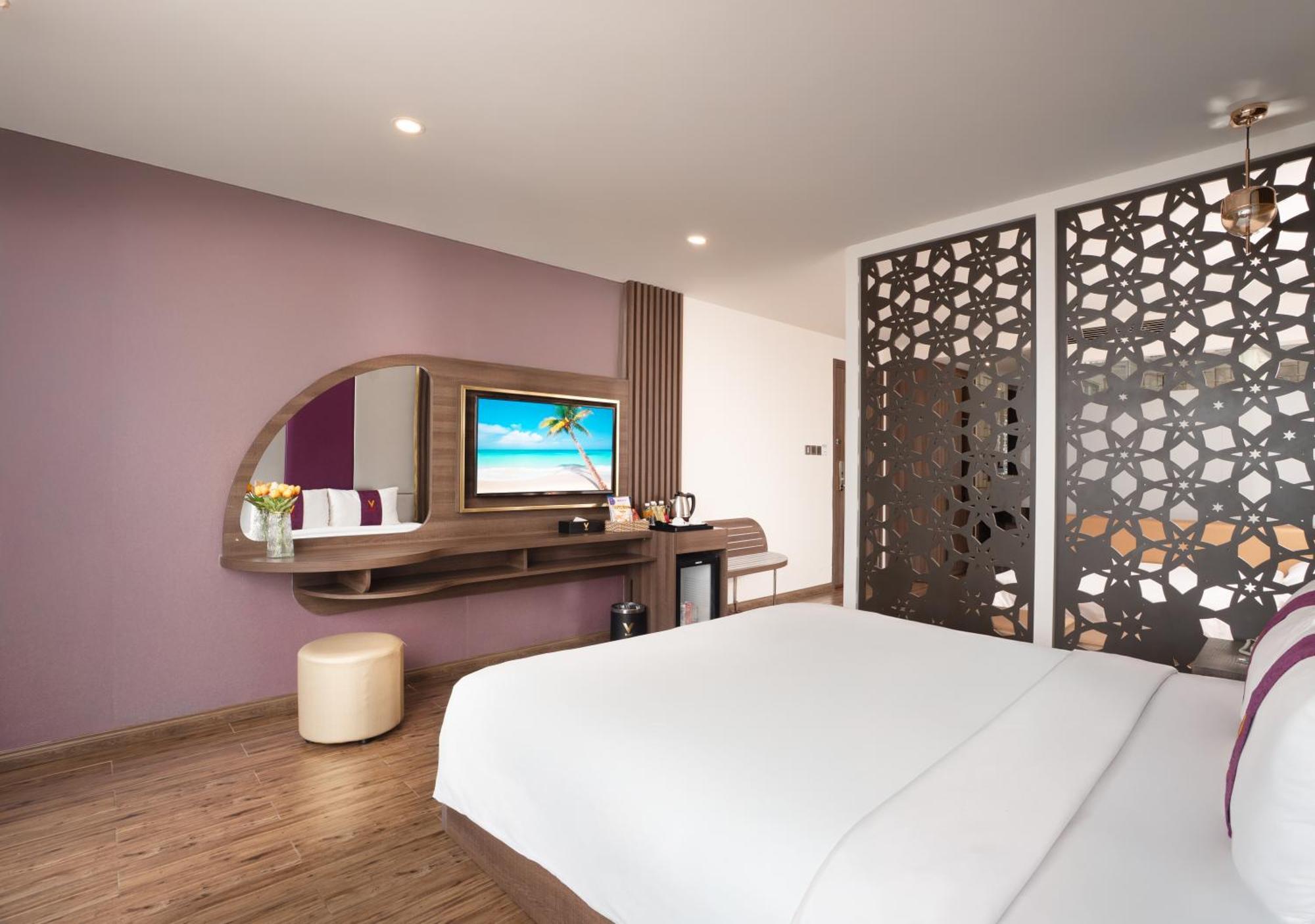 V Hotel 4*