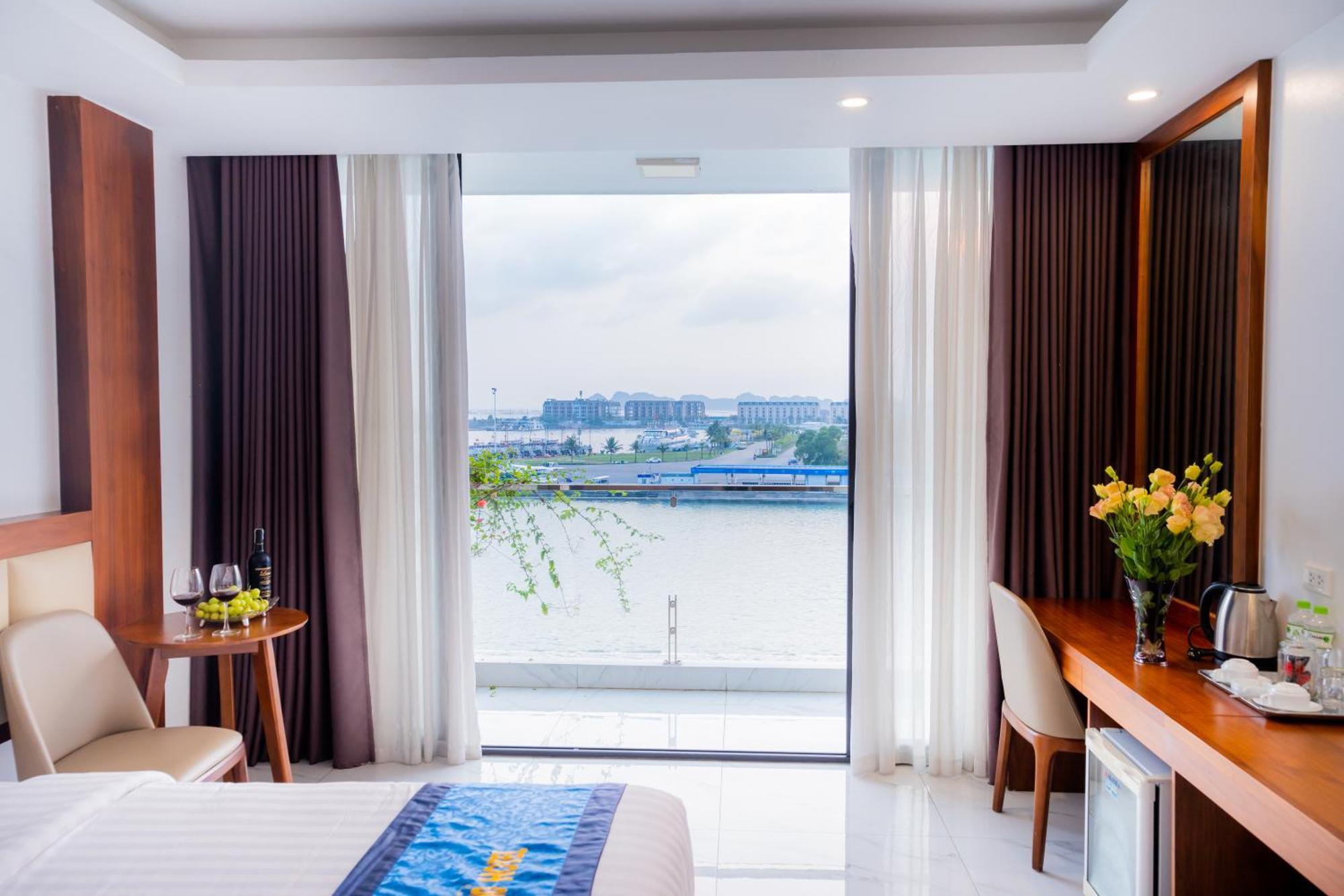 Land Hotel