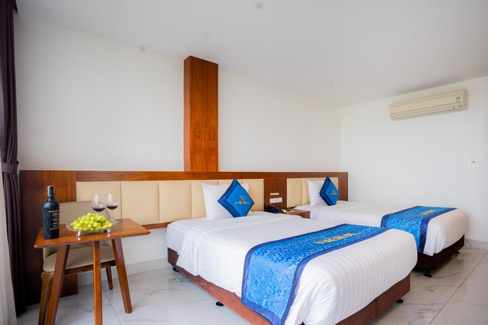 Land Hotel