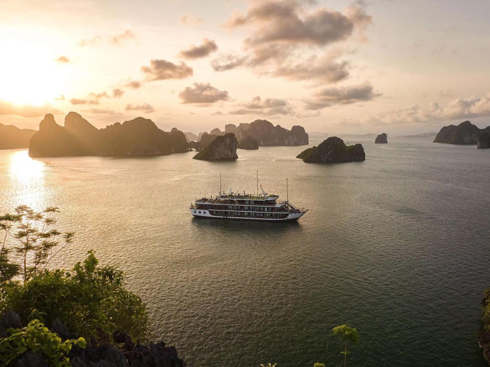Le Journey Elegance Cruise  Ha Long