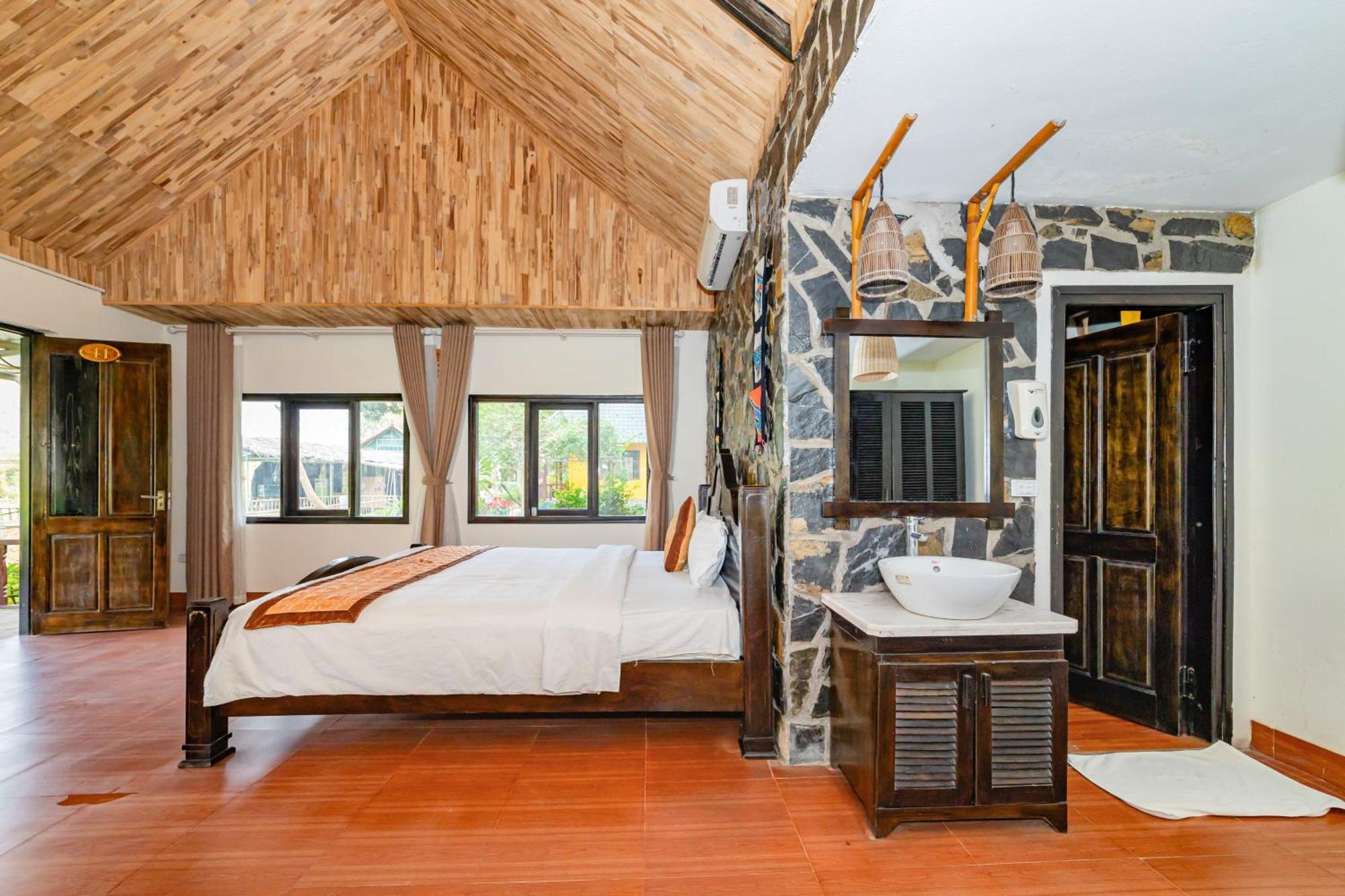 Sunrise Village Hotel 2*