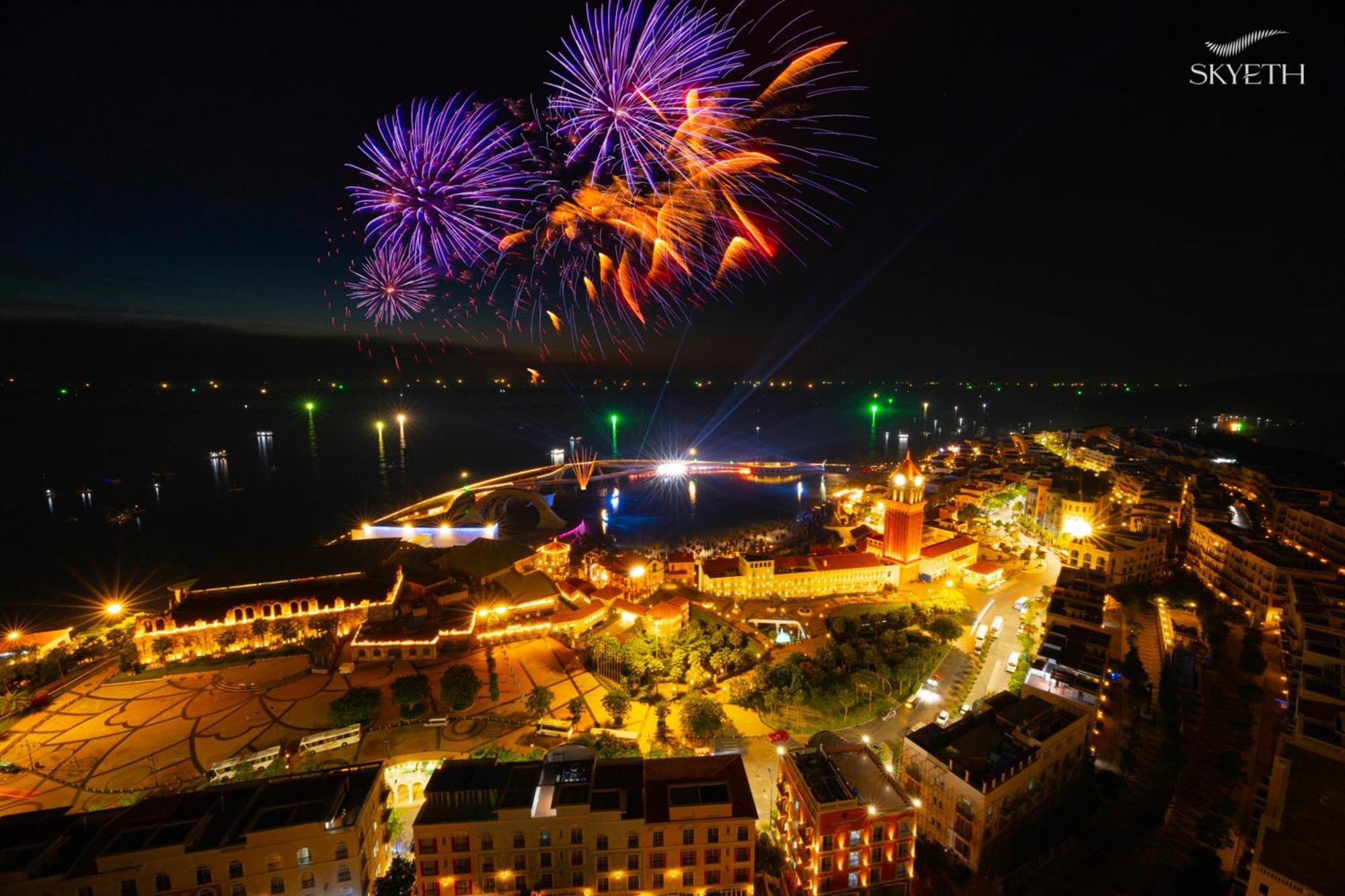 Hillside Ocean Balcony Firework Delight *